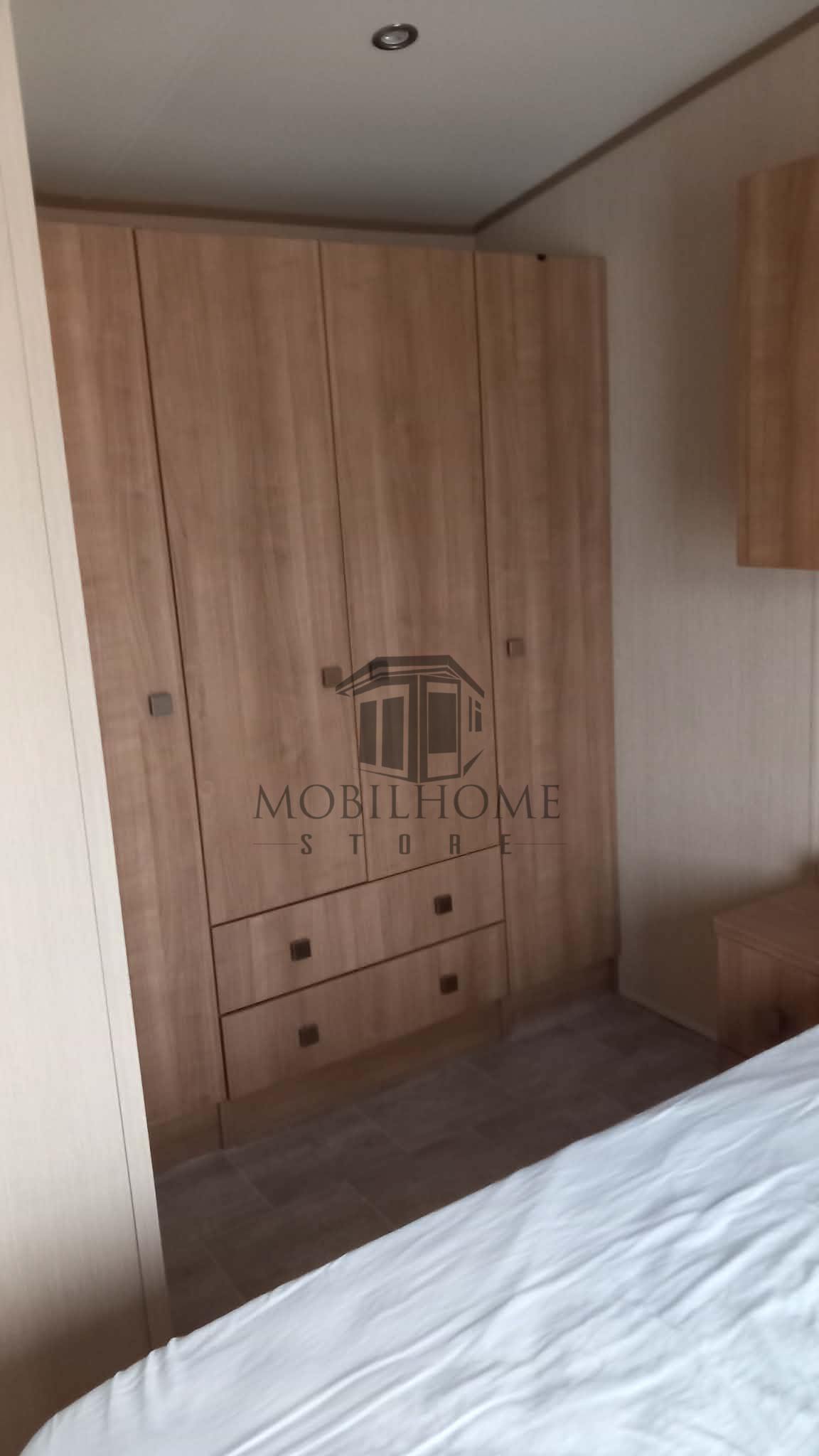 Dressing du mobil-home ABI SUNNINGDALE vendu sur emplacement sur le camping de La Sensation