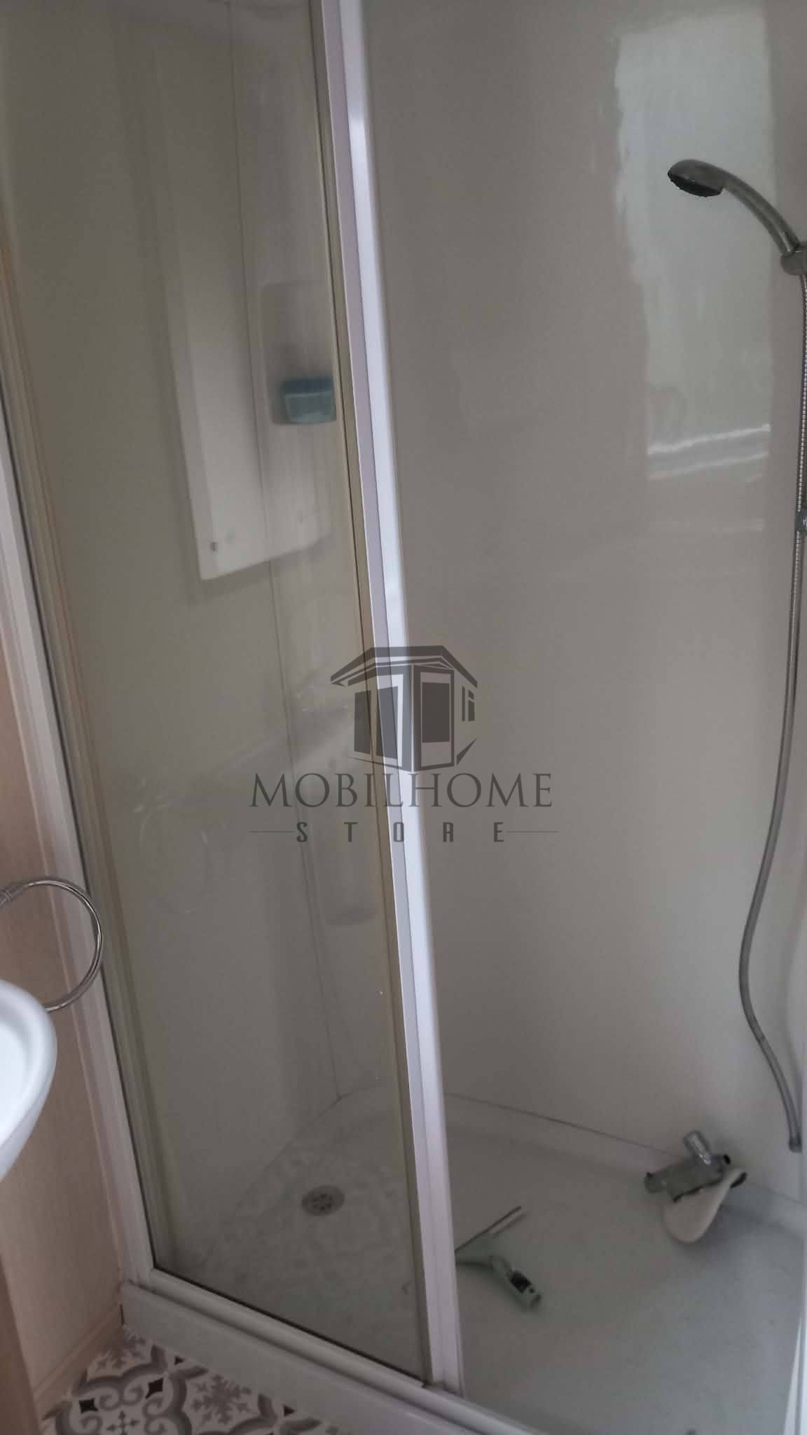 Salle d'eau du mobil-home ABI SUNNINGDALE vendu sur emplacement sur le camping de La Sensation
