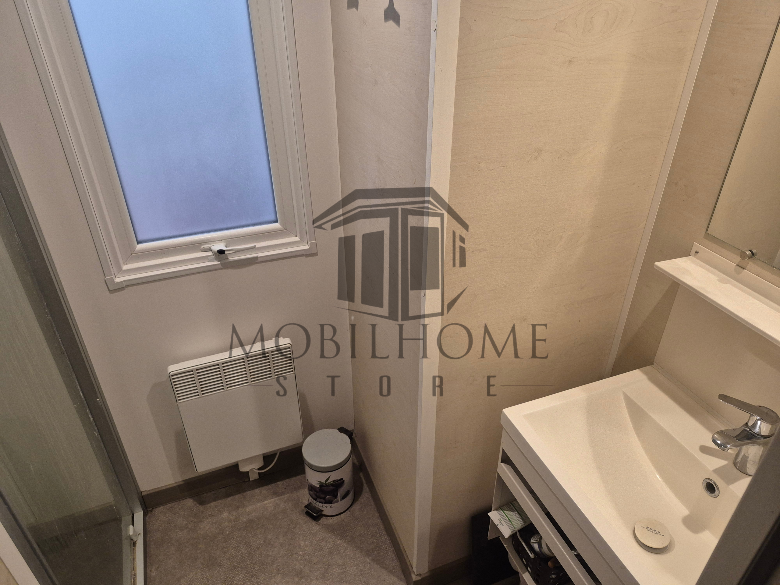 Salle d'eau du mobil-home IRM SMALA vendu sur emplacement sur le camping de La Nouvelle Aventure