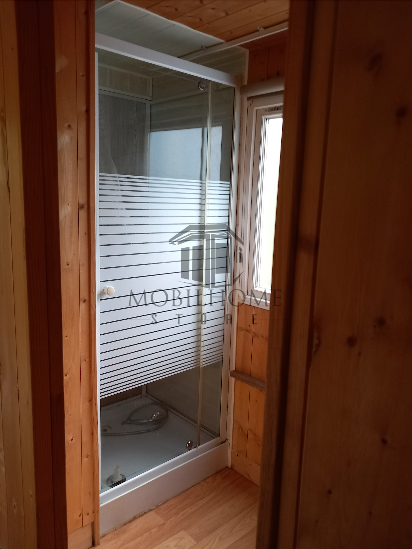 Salle d'eau du mobil-home IRM Constellation Confort vendu sur emplacement sur le camping de La Nouvelle Aventure