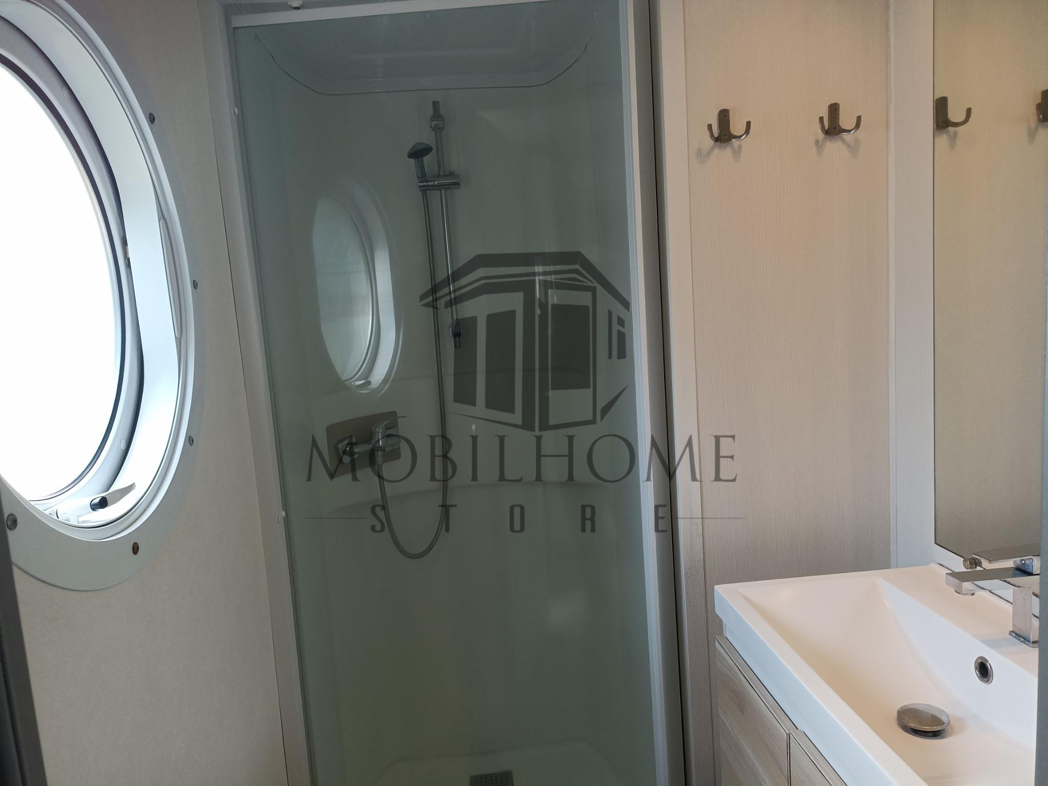 Salle d'eau du mobil-home O'AHARA vendu sur emplacement sur le camping de La Nouvelle Aventure
