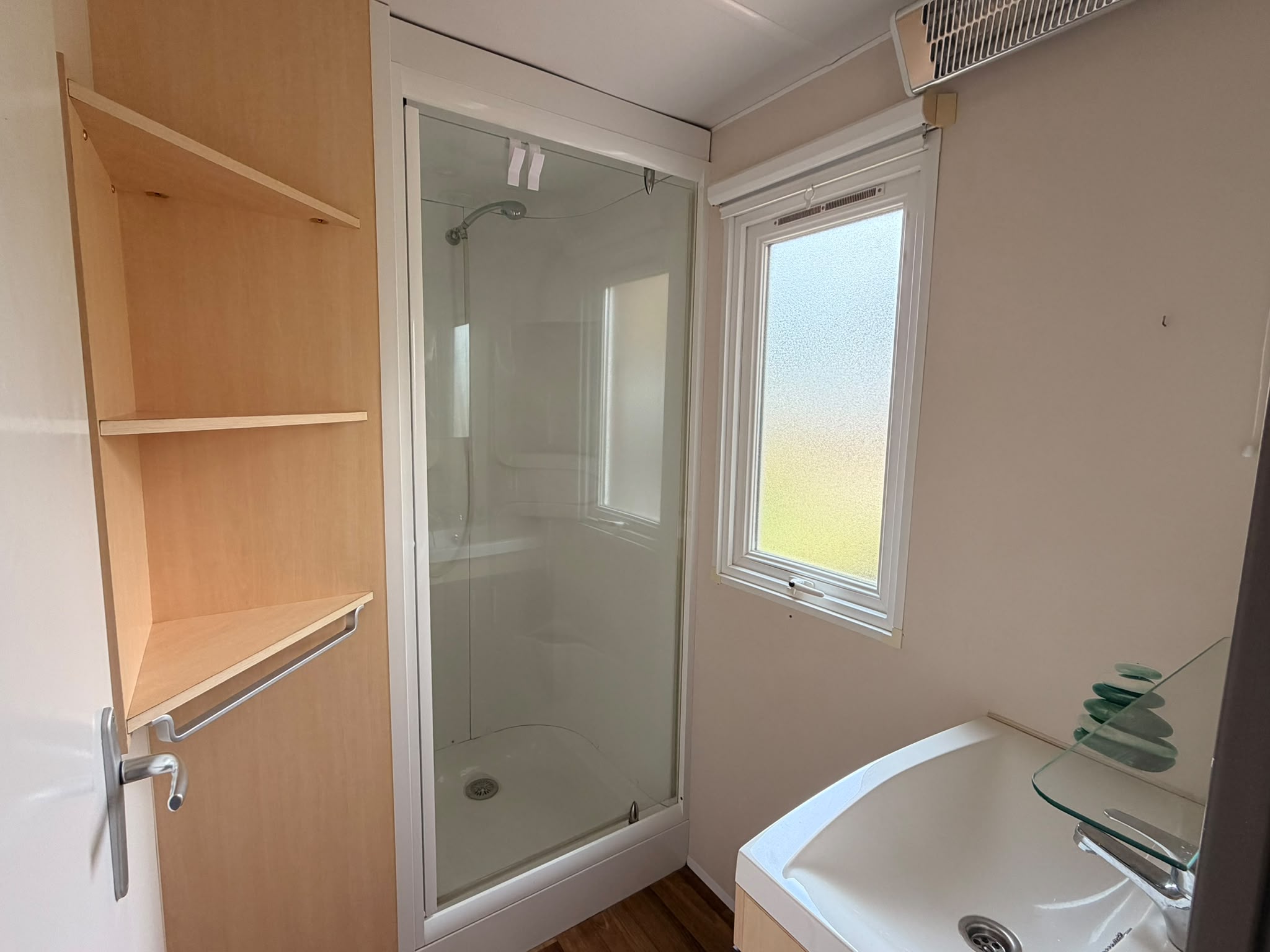 Salle d'eau du mobil-home P146 du camping La Tentation