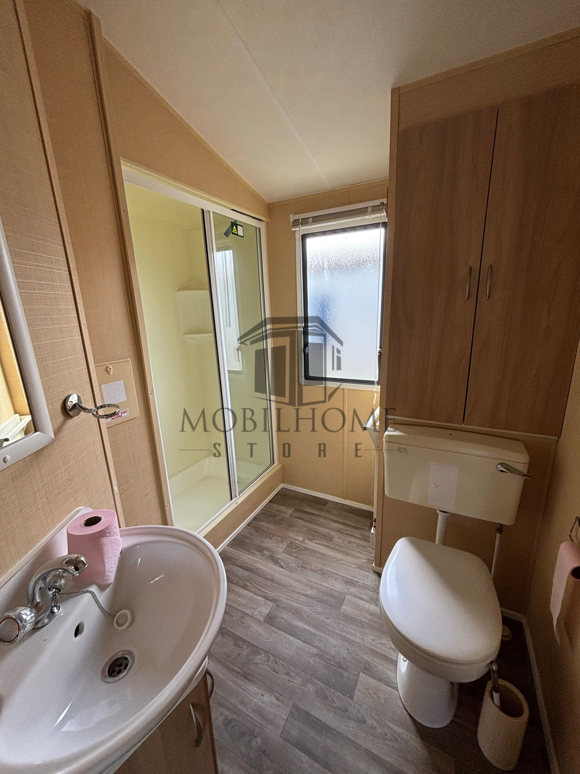 Salle d'eau du mobil-home P74