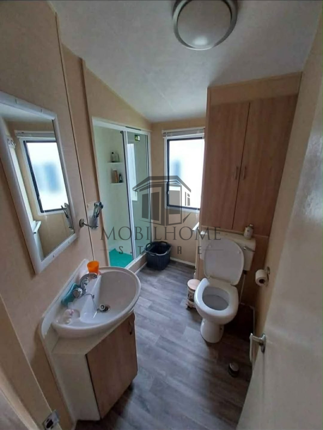 Salle d'eau du mobil-home WILLEBY RIO vendu sur emplacement sur le camping de La Sensation