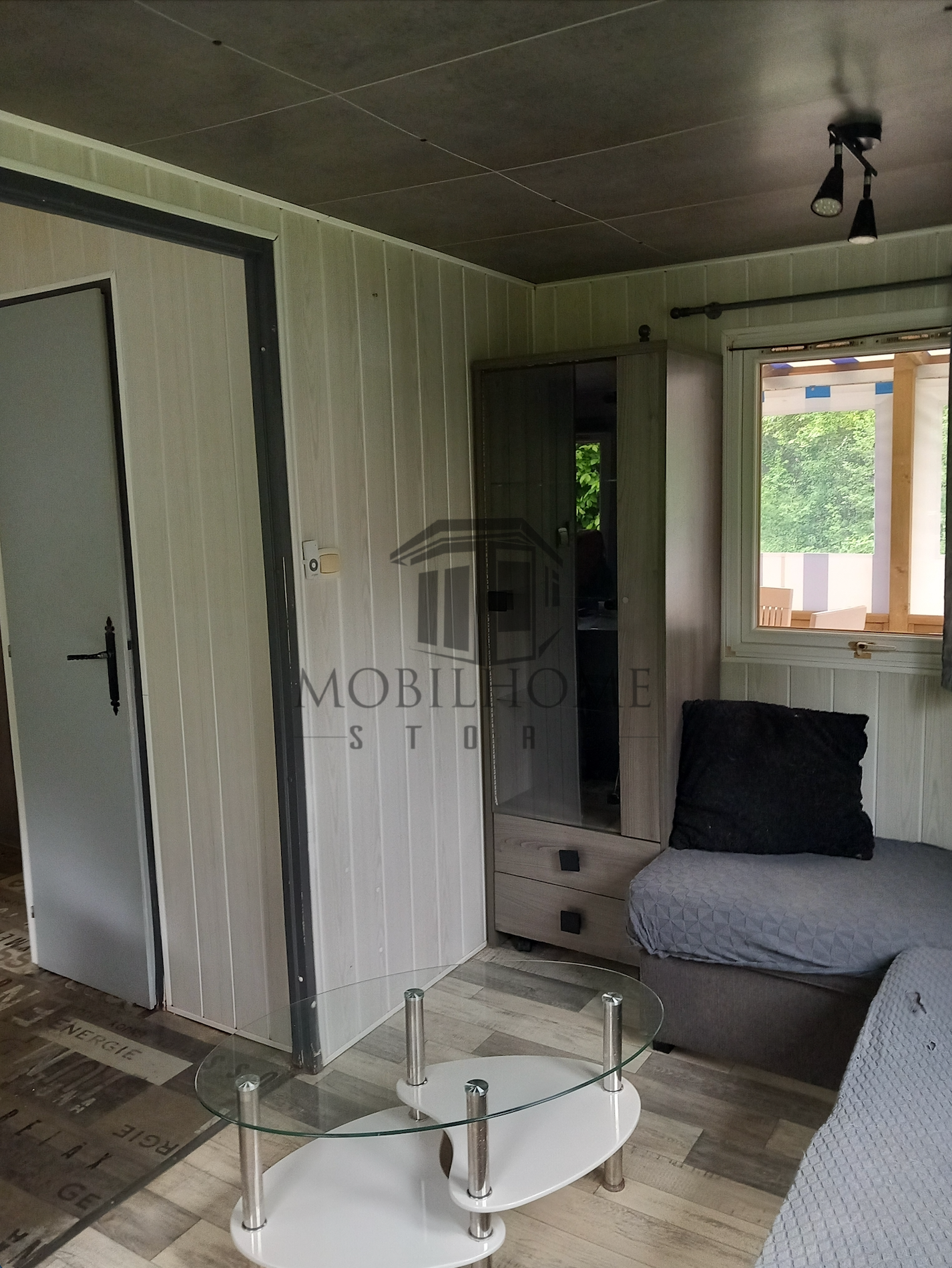 Salon du mobil-home IRM Constellation Confort vendu sur emplacement sur le camping de La Nouvelle Aventure