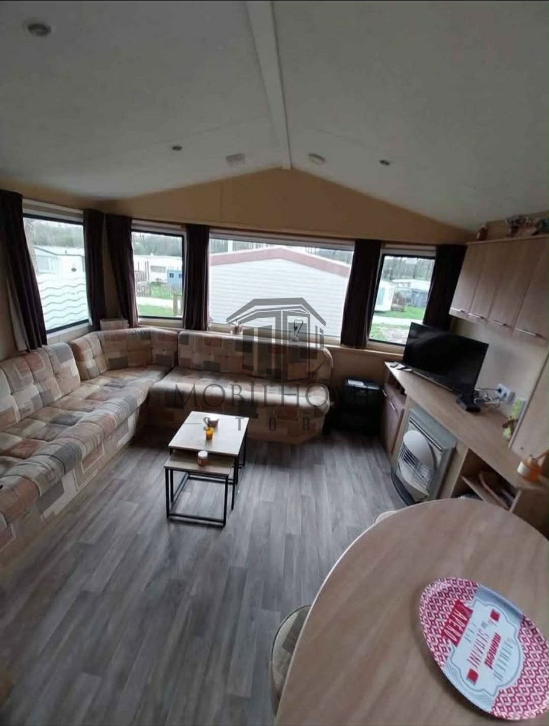 Salon du mobil-home WILLEBY RIO vendu sur emplacement sur le camping de La Sensation