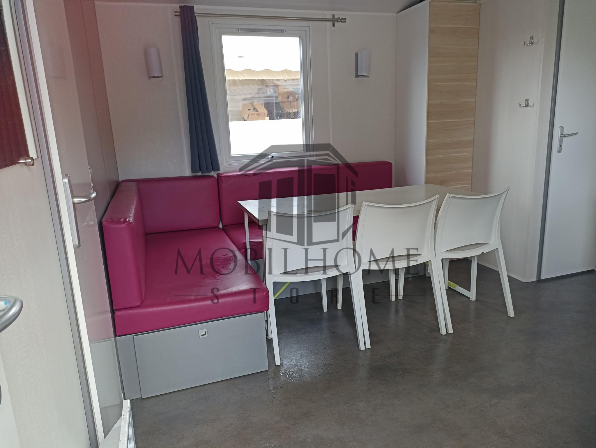 Salon/Repas du mobil-home O'AHARA vendu sur emplacement sur le camping de La Nouvelle Aventure