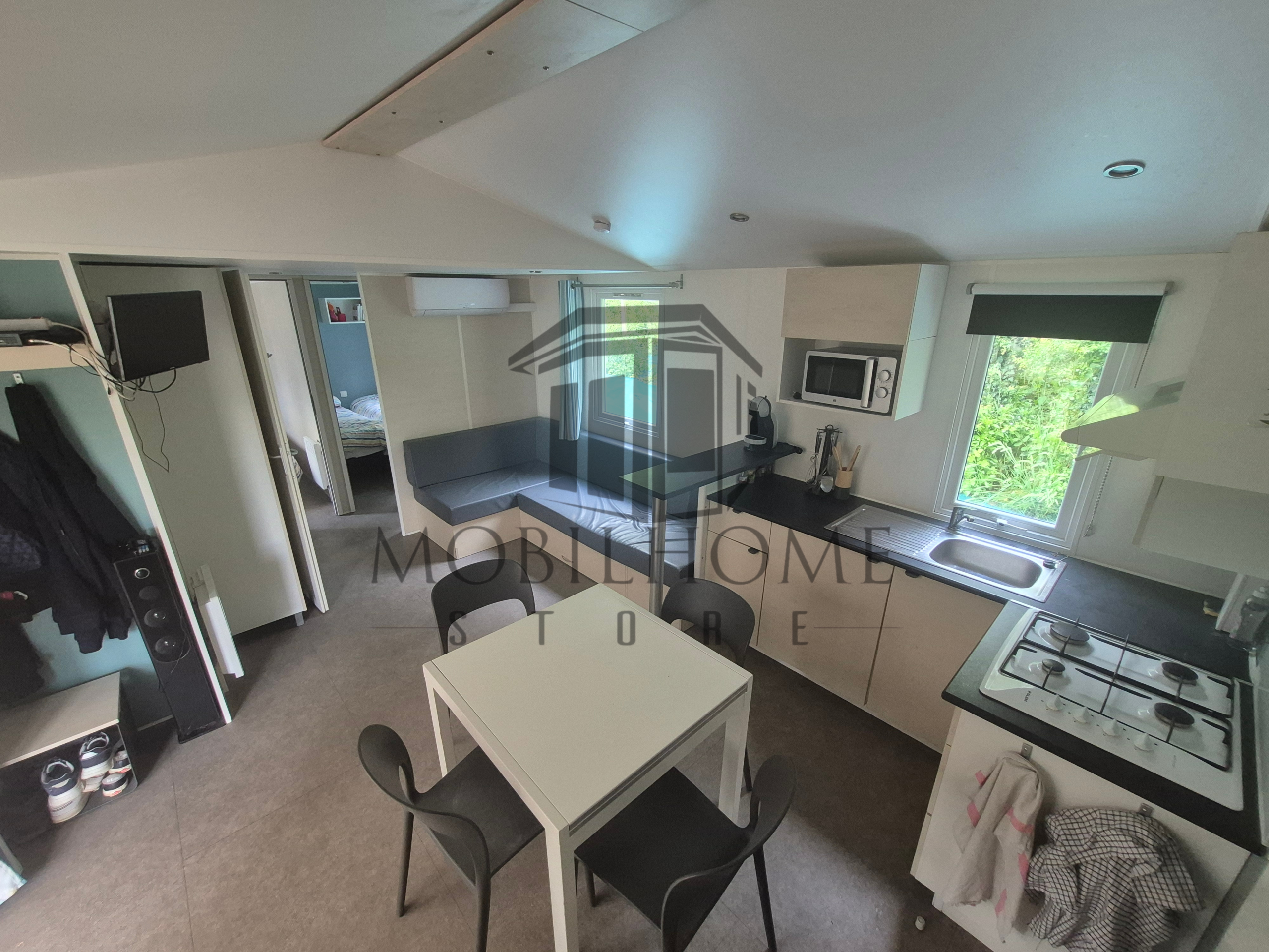 Séjour du mobil-home IRM SMALA vendu sur emplacement sur le camping de La Nouvelle Aventure