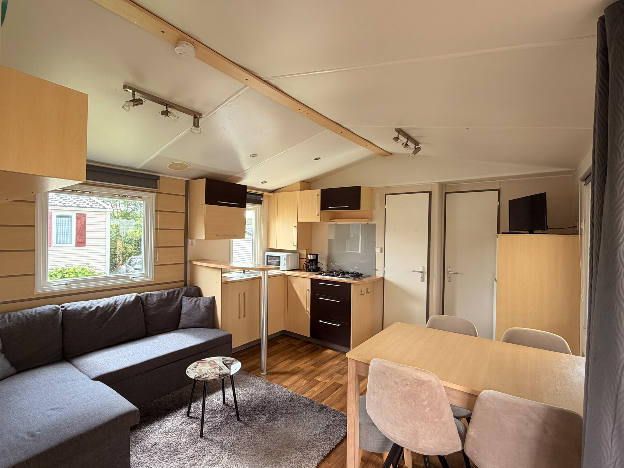 Séjour du mobil-home P146 du camping La Tentation