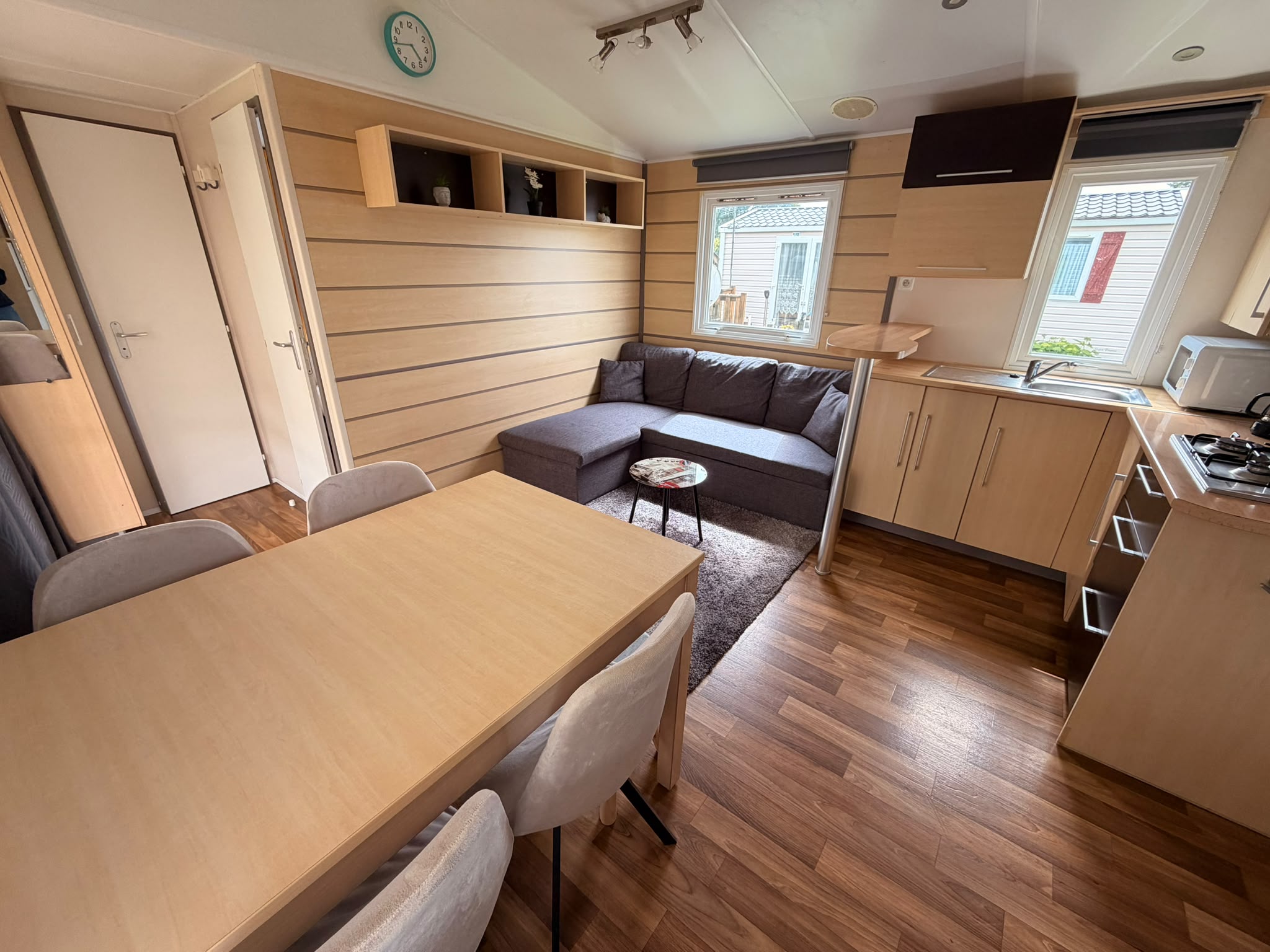 Séjour du mobil-home P146 du camping La Tentation
