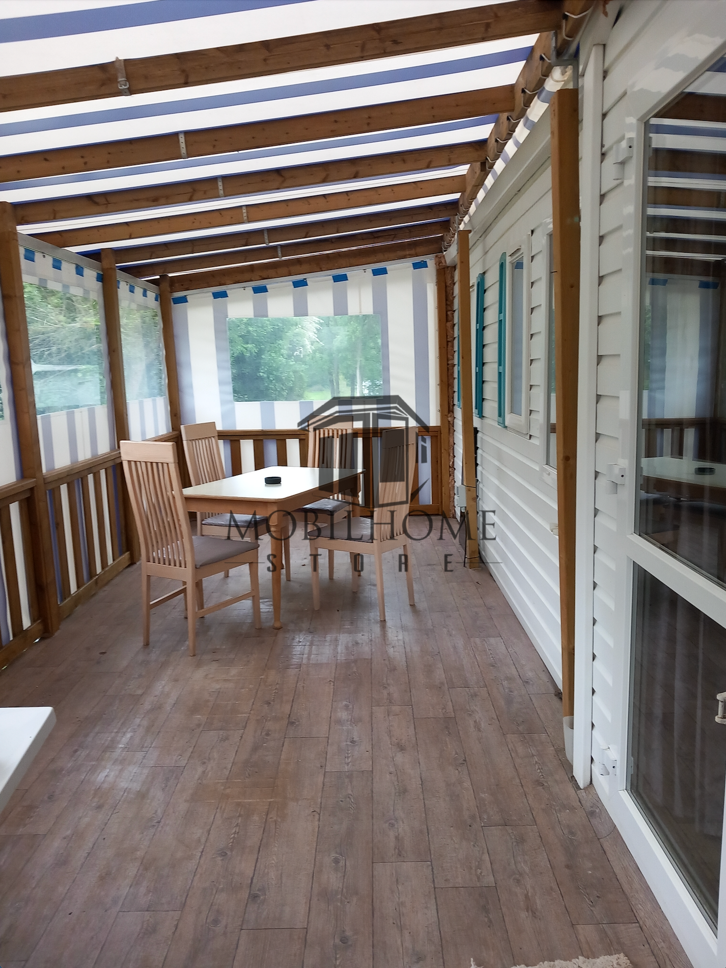 Terrasse du mobil-home IRM Constellation Confort vendu sur emplacement sur le camping de La Nouvelle Aventure