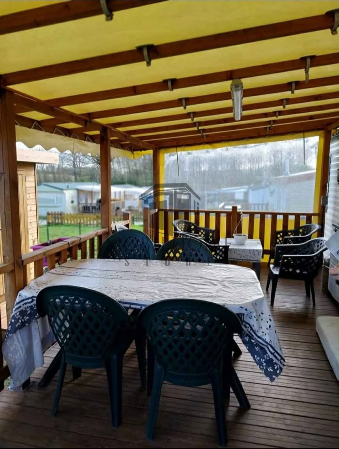 Terrasse du mobil-home WILLEBY RIO vendu sur emplacement sur le camping de La Sensation