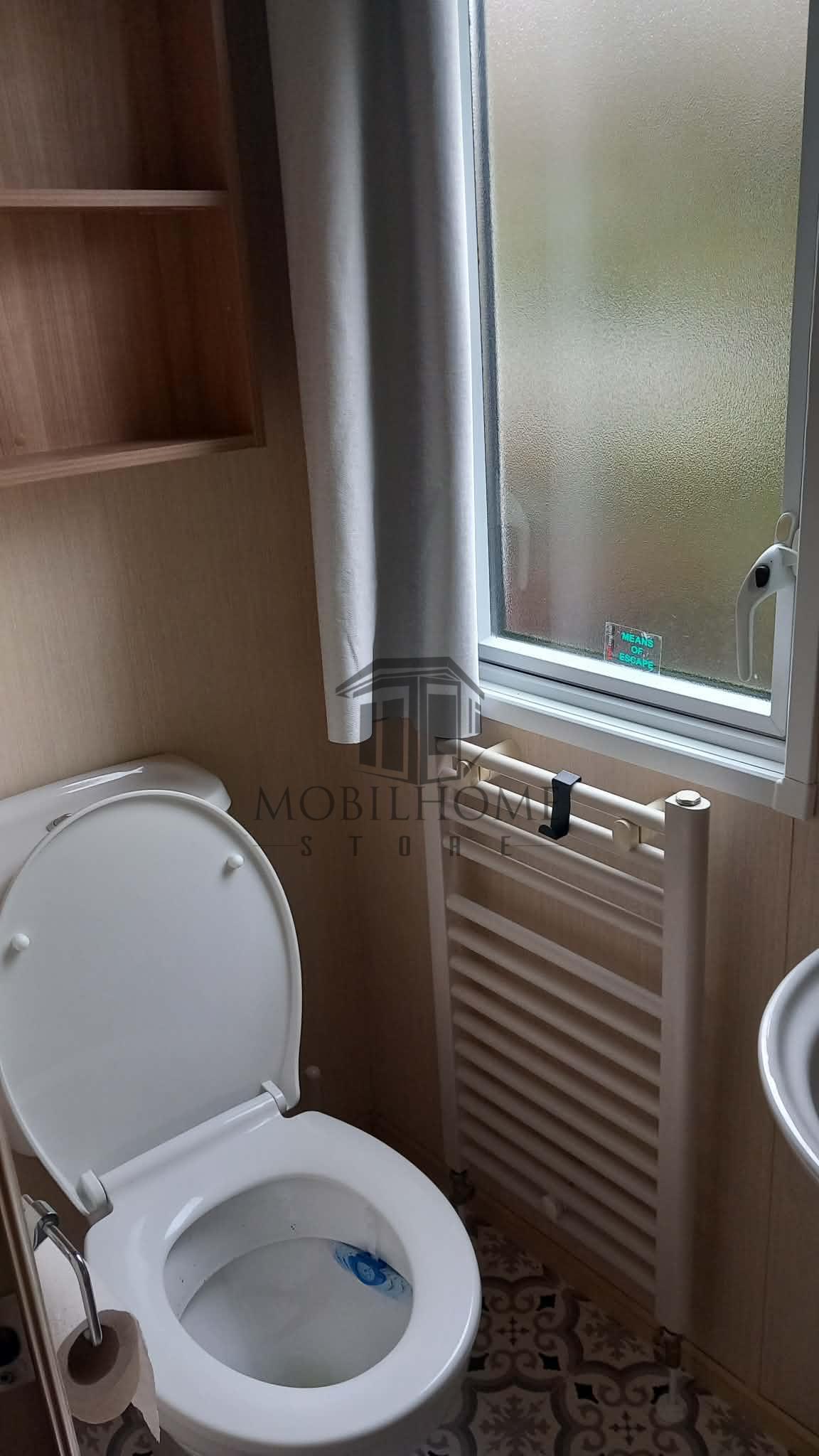 Toilette du mobil-home ABI SUNNINGDALE vendu sur emplacement sur le camping de La Sensation