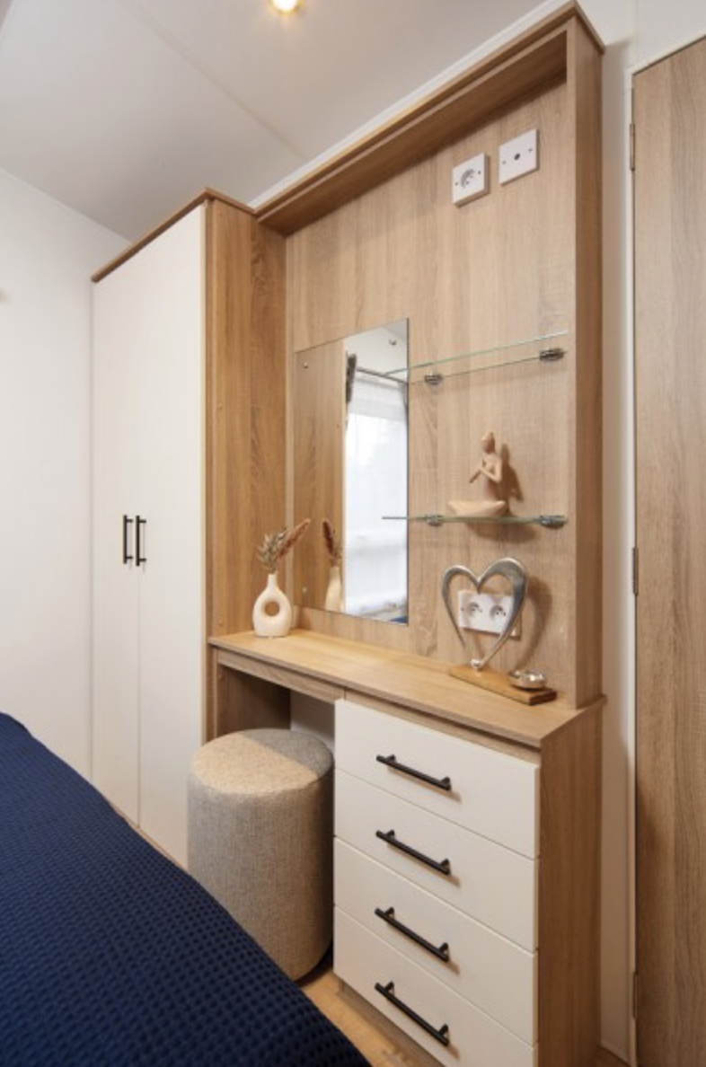 Vue de la chambre parentale du mobil-home EUROPA JUNIPER