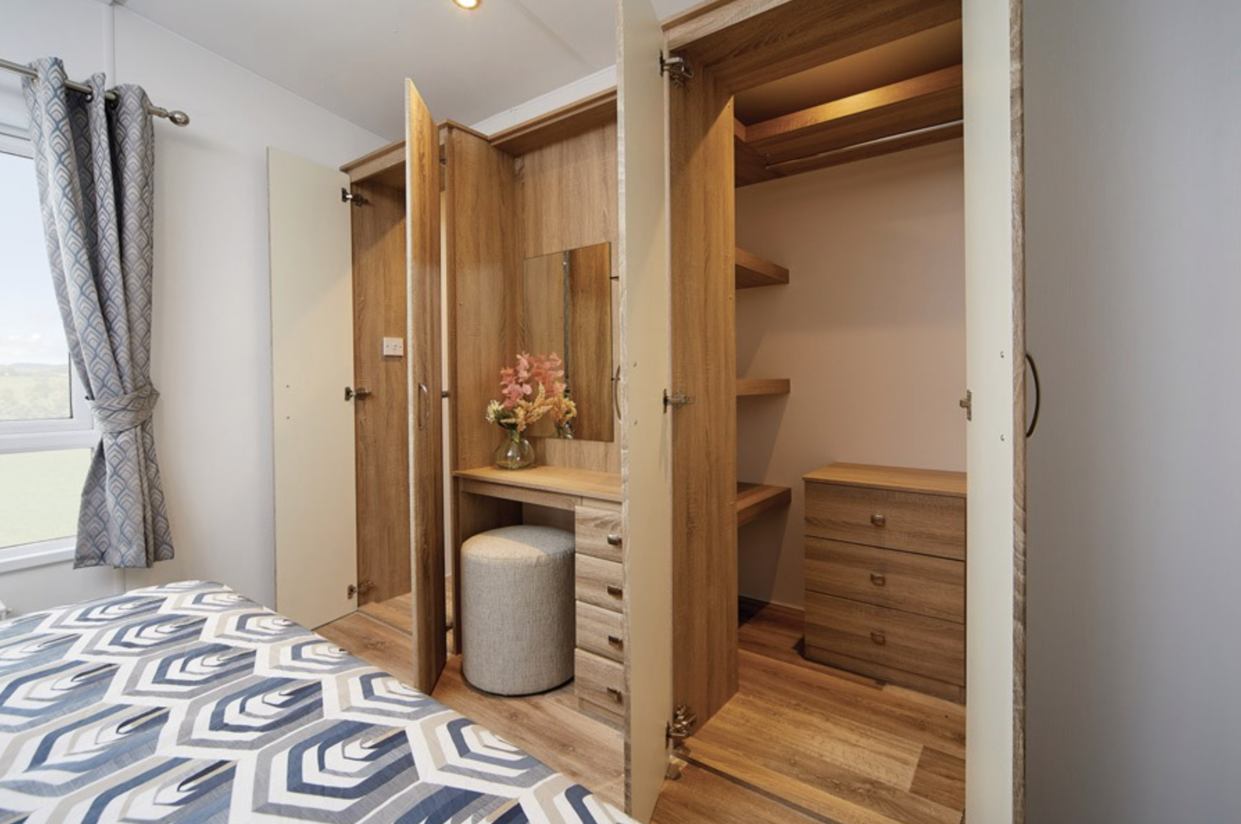 Vue de la chambre parentale du mobil-home EUROPA MULBERRY NEO