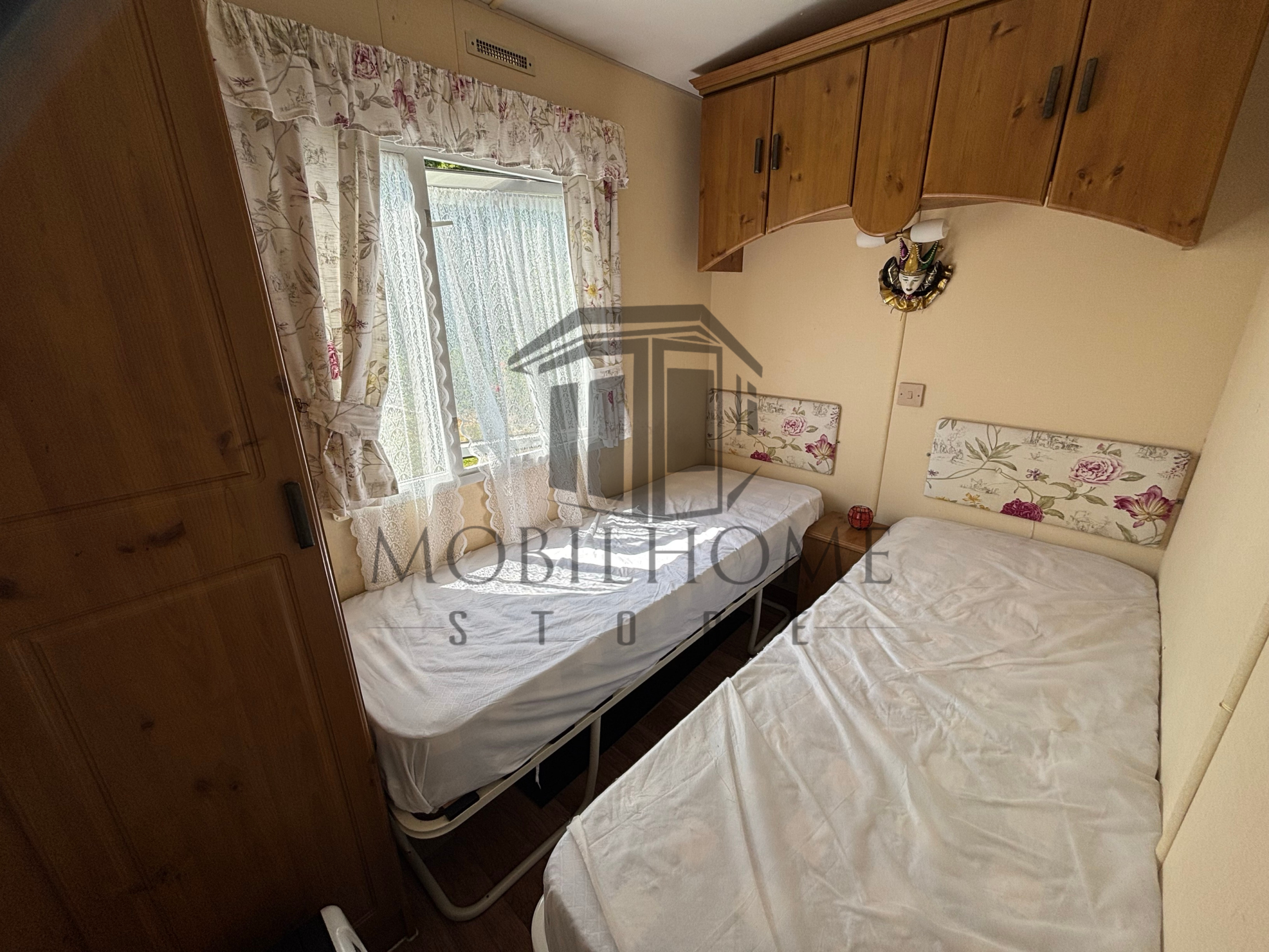 Deuxième chambre du mobil-home P14 vendu sur emplacement sur le camping de La Nouvelle Aventure à Audincthun