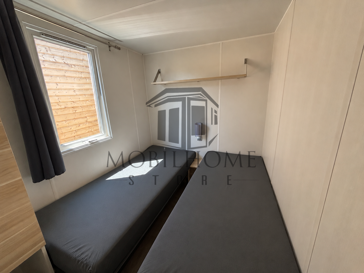 Deuxième chambre du mobil-home P19 vendu sur emplacement sur le camping de La Nouvelle Aventure à Audincthun
