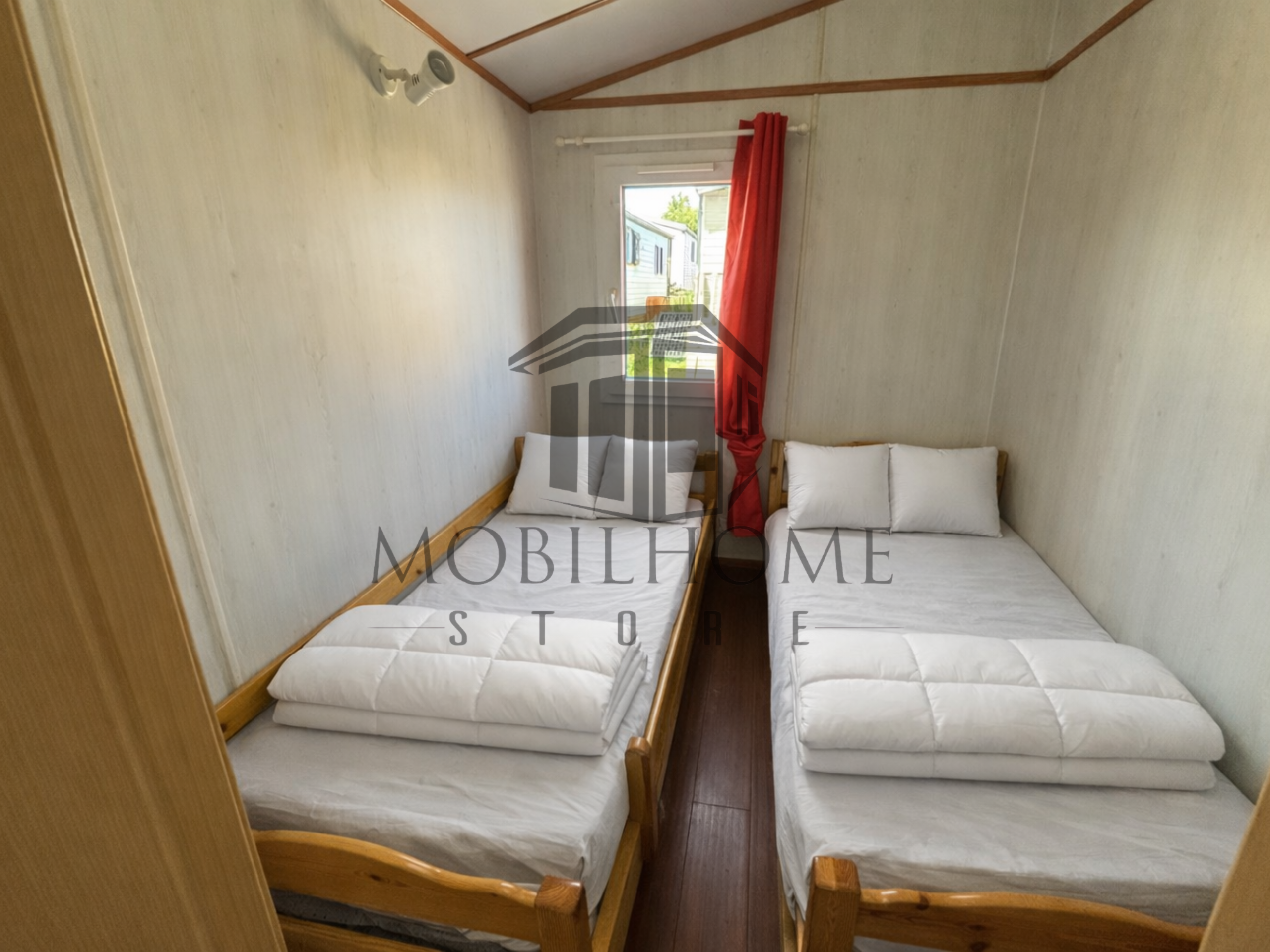 Deuxième chambre du mobil-home P37 au camping La Sensation