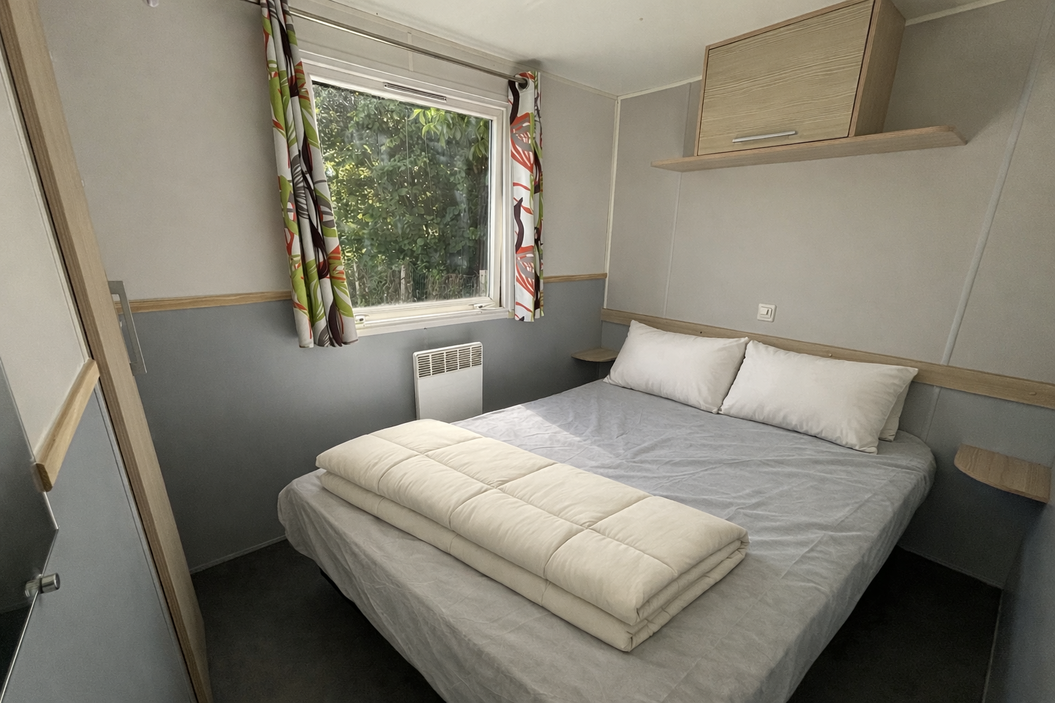 Chambre parentale du mobil-home Alouette