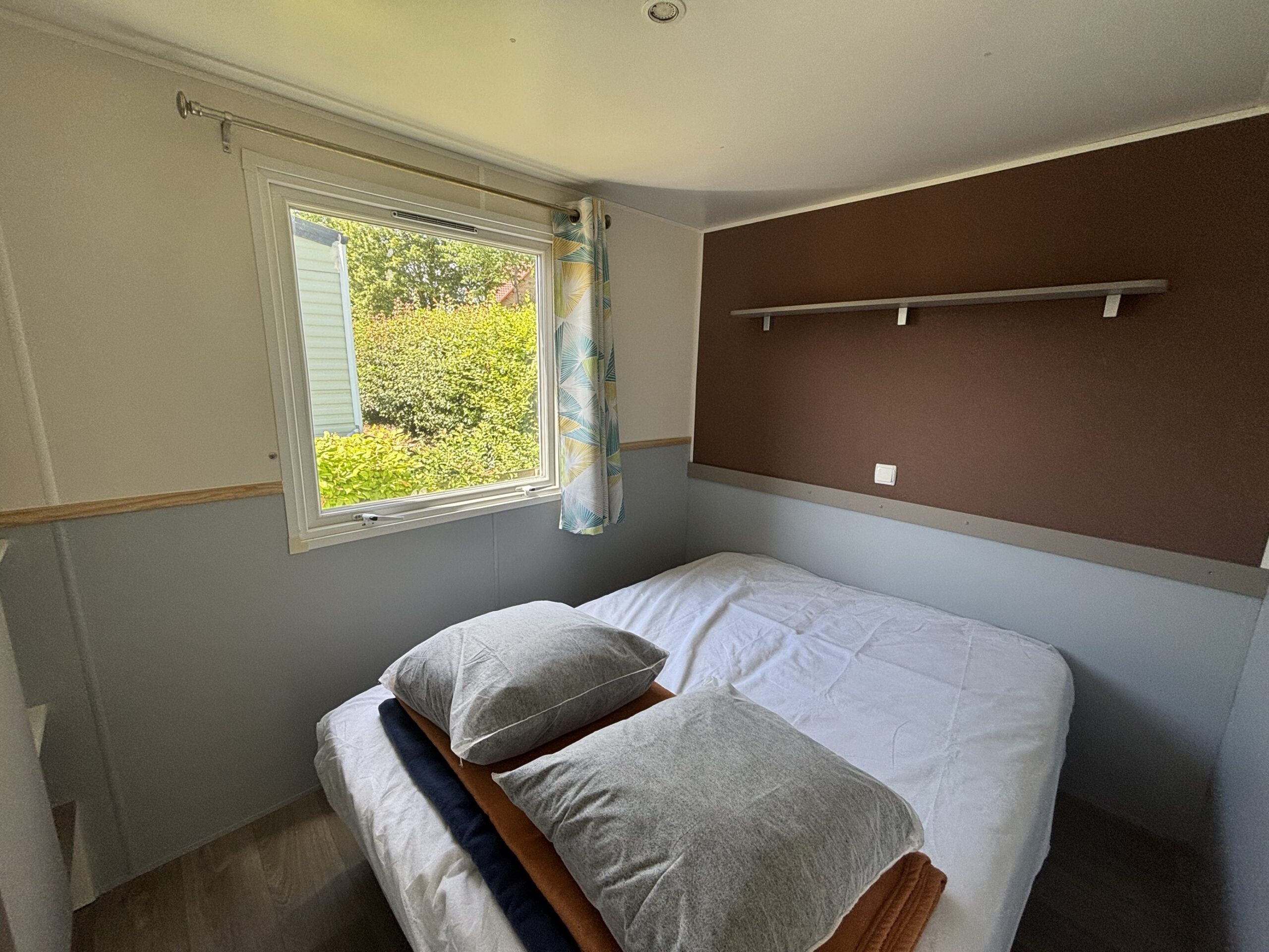 Chambre parentale du mobil-home P8 au camping La Sensation