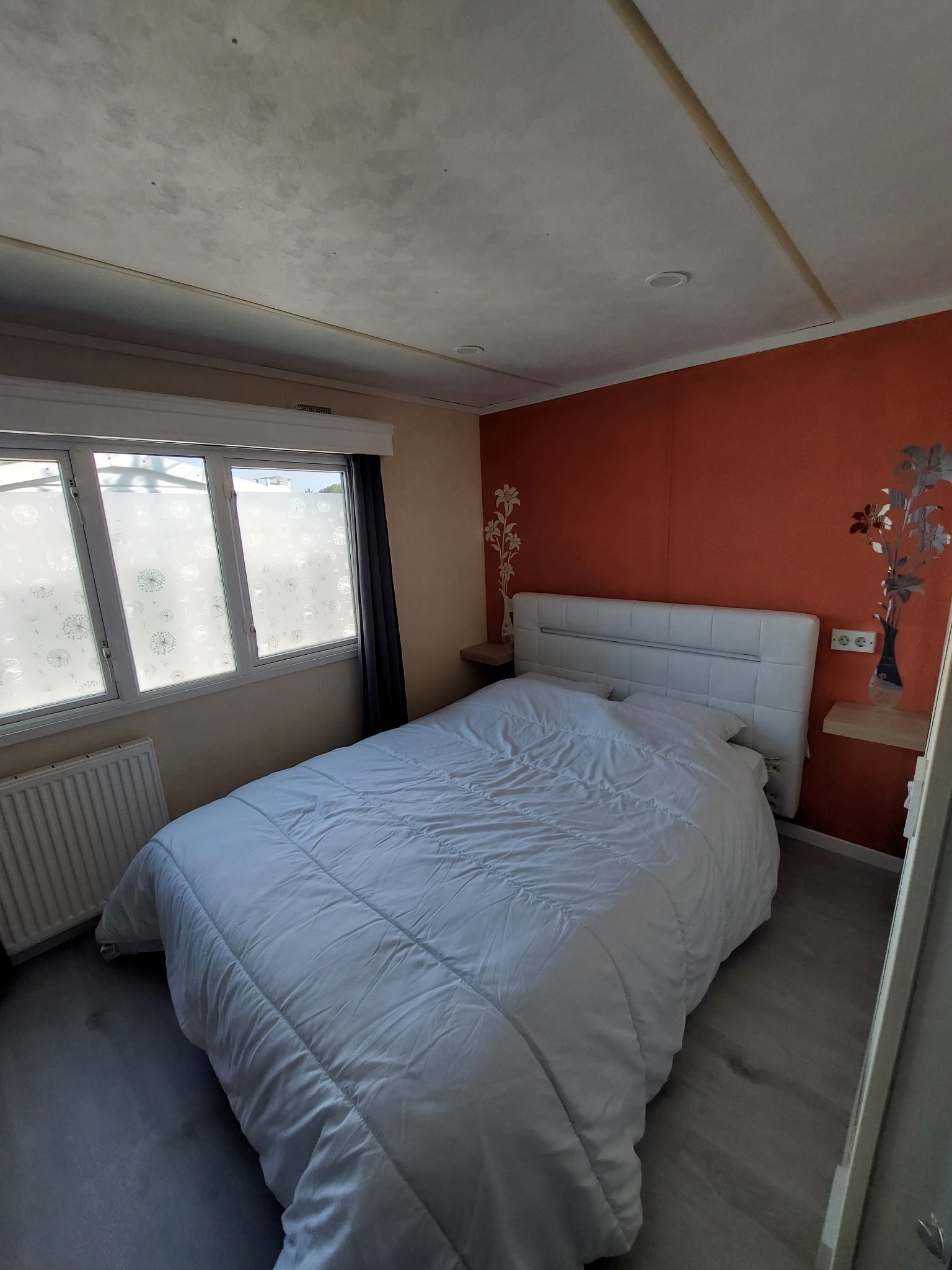 Chambre parentale du mobil-home Fraise