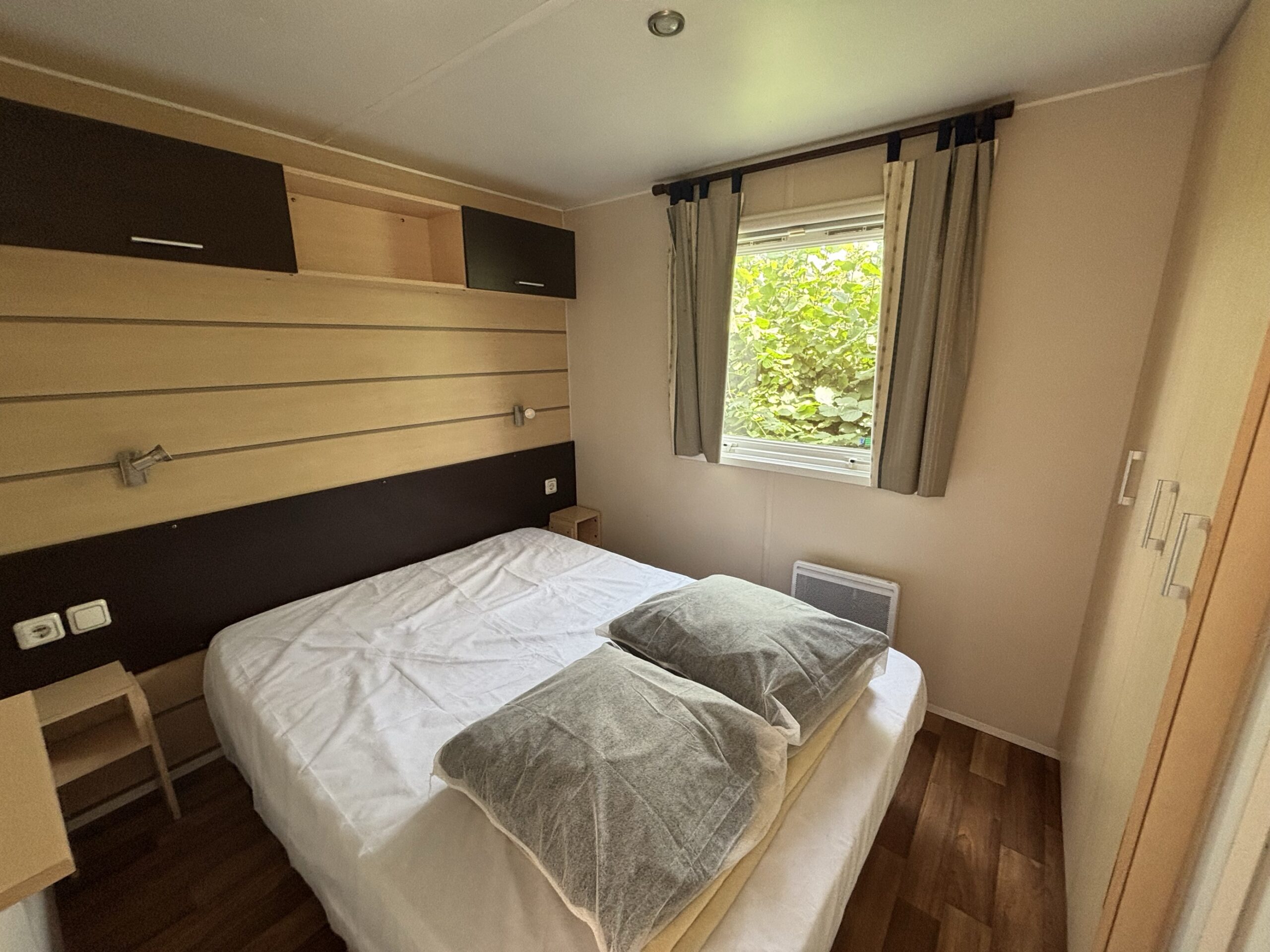 Chambre parentale du mobil-home Le Derrick