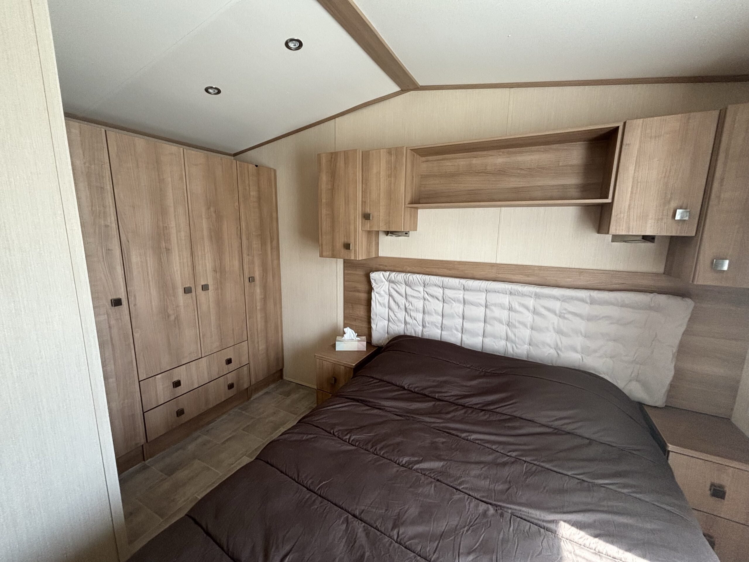 Chambre parentale du mobil-home Mouette au camping La Sensation