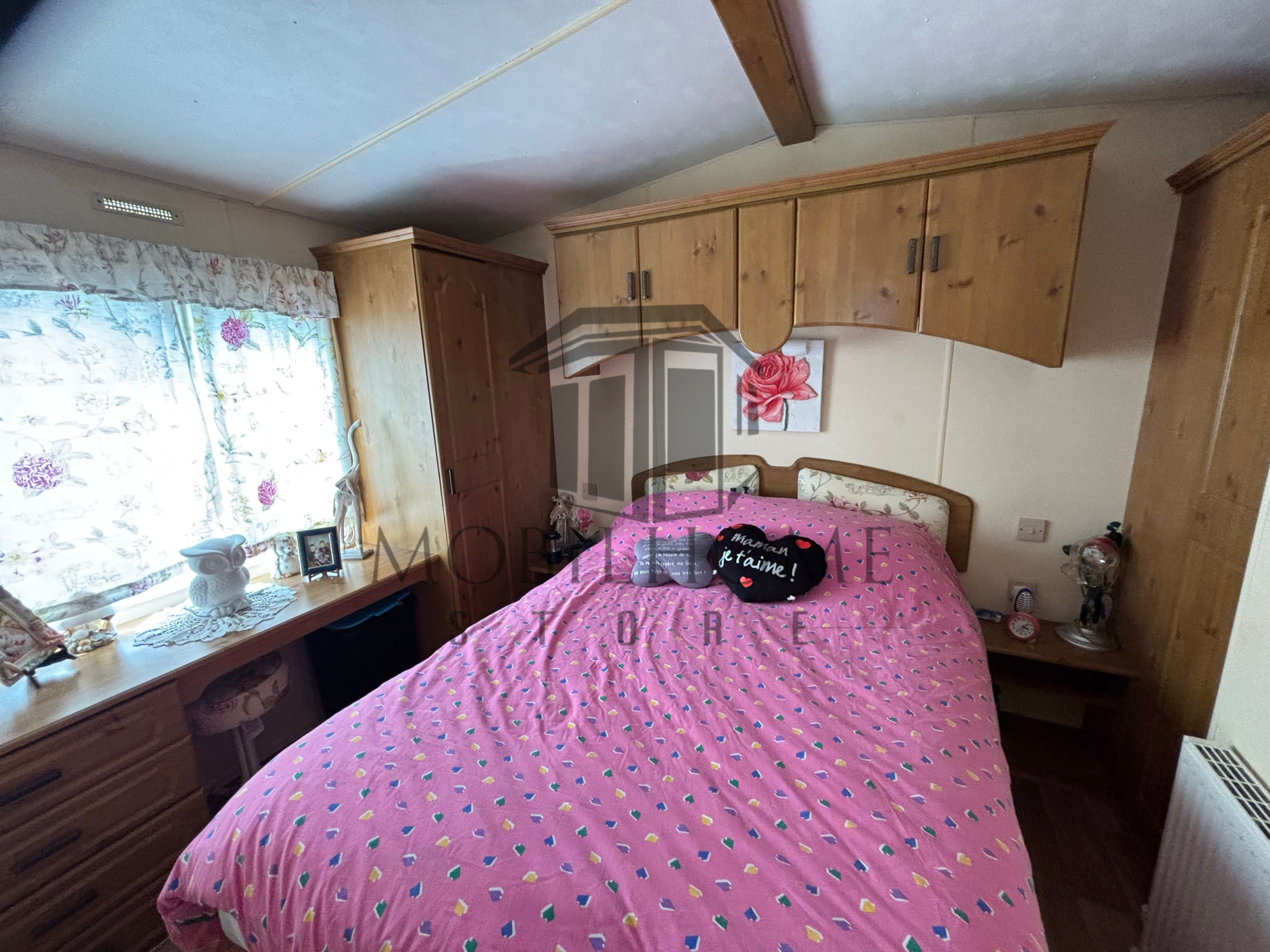 Chambre parentale du mobil-home P14 vendu sur emplacement sur le camping de La Nouvelle Aventure à Audincthun