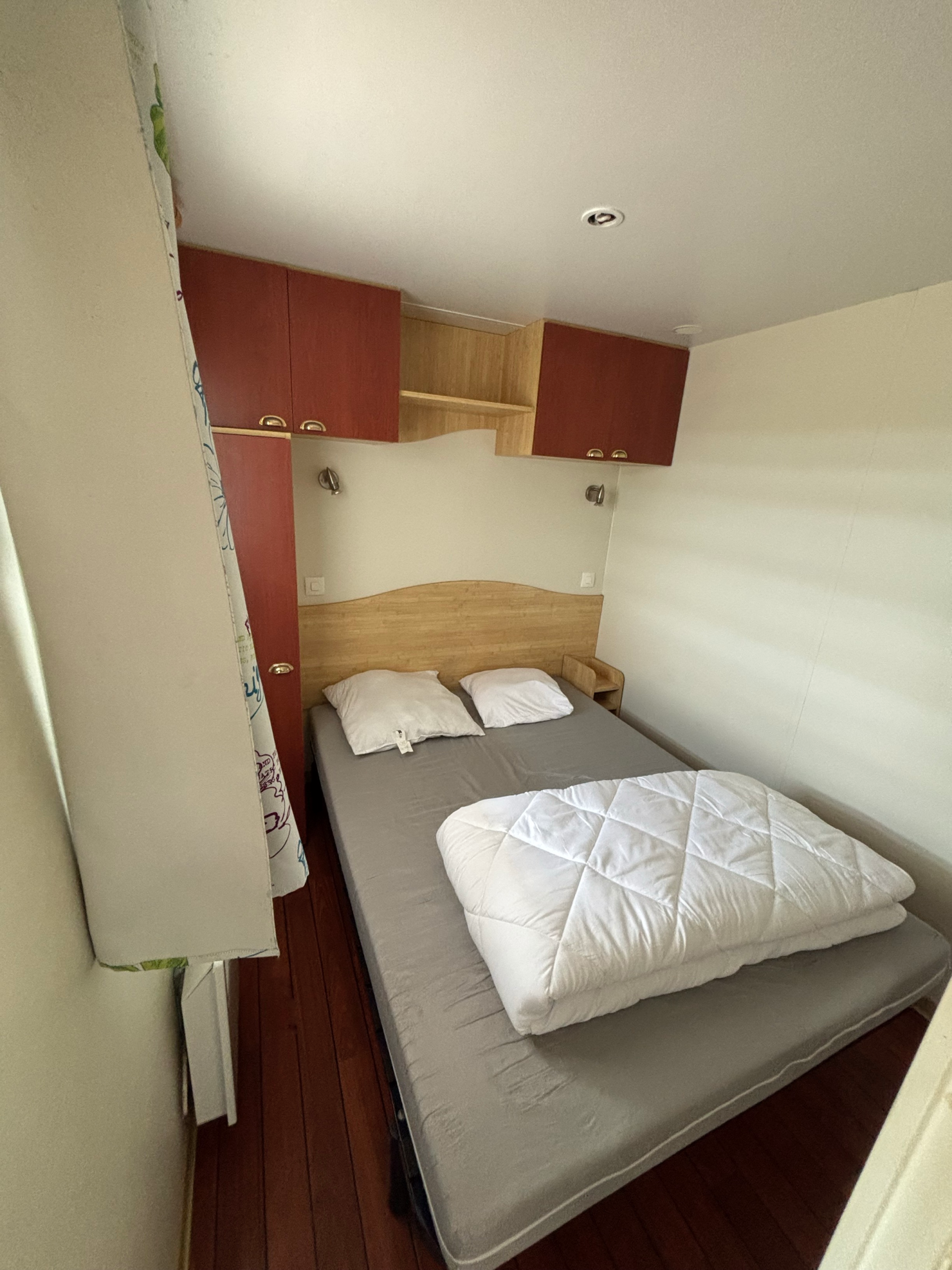 Chambre parentale du mobil-home P17 vendu sur emplacement sur le camping de La Tentation à Renty