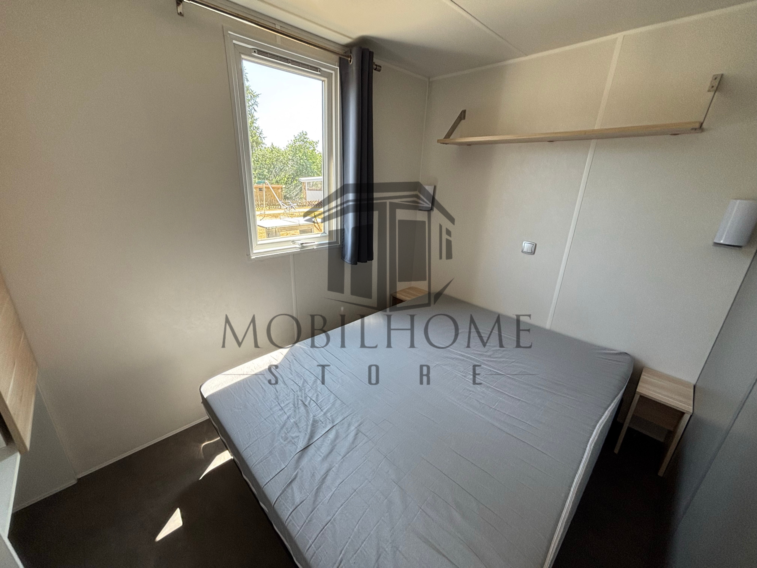 Chambre parentale du mobil-home P19 vendu sur emplacement sur le camping de La Nouvelle Aventure à Audincthun