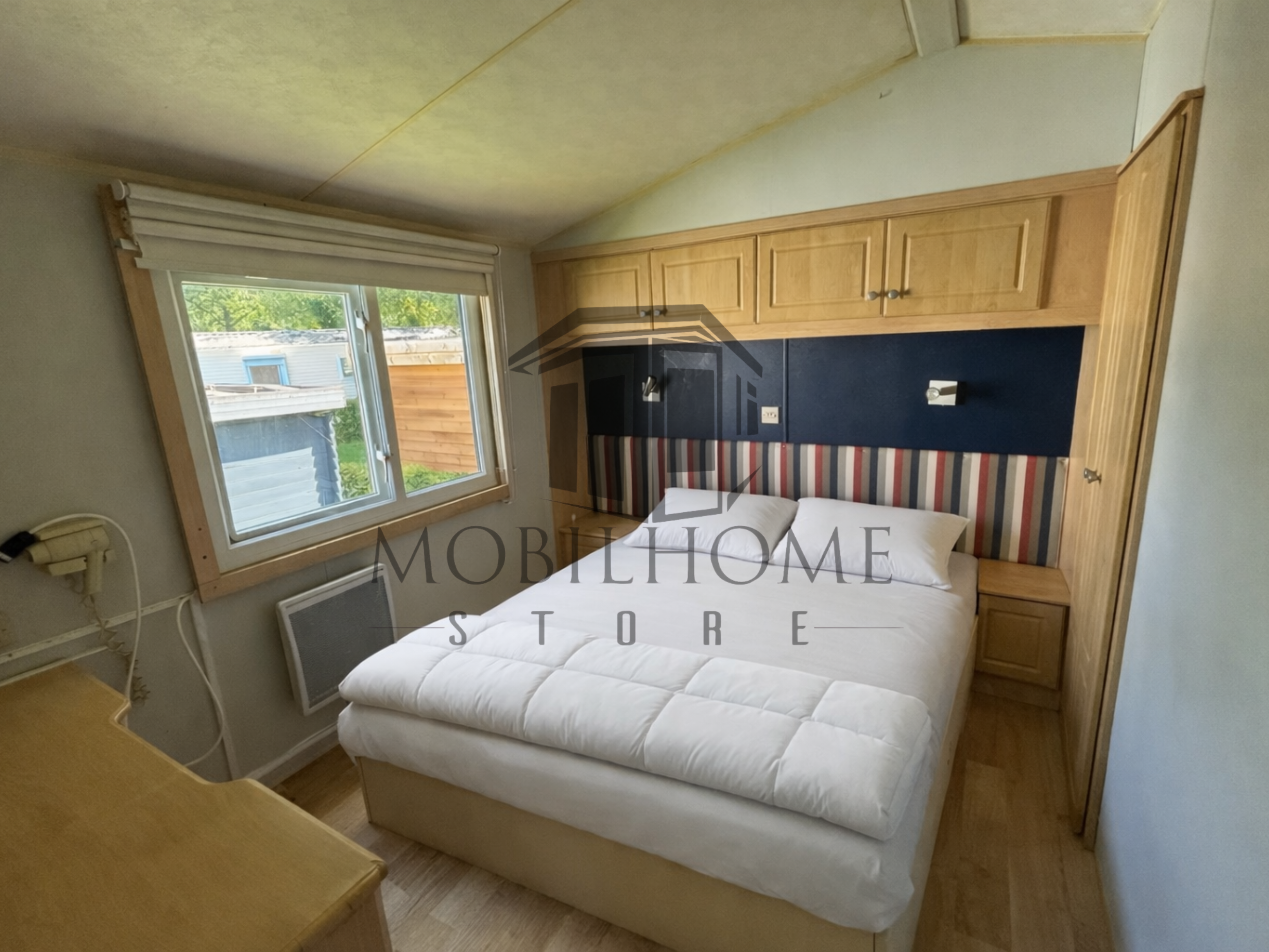 Chambre parentale du mobil-home P24 au camping La Sensation