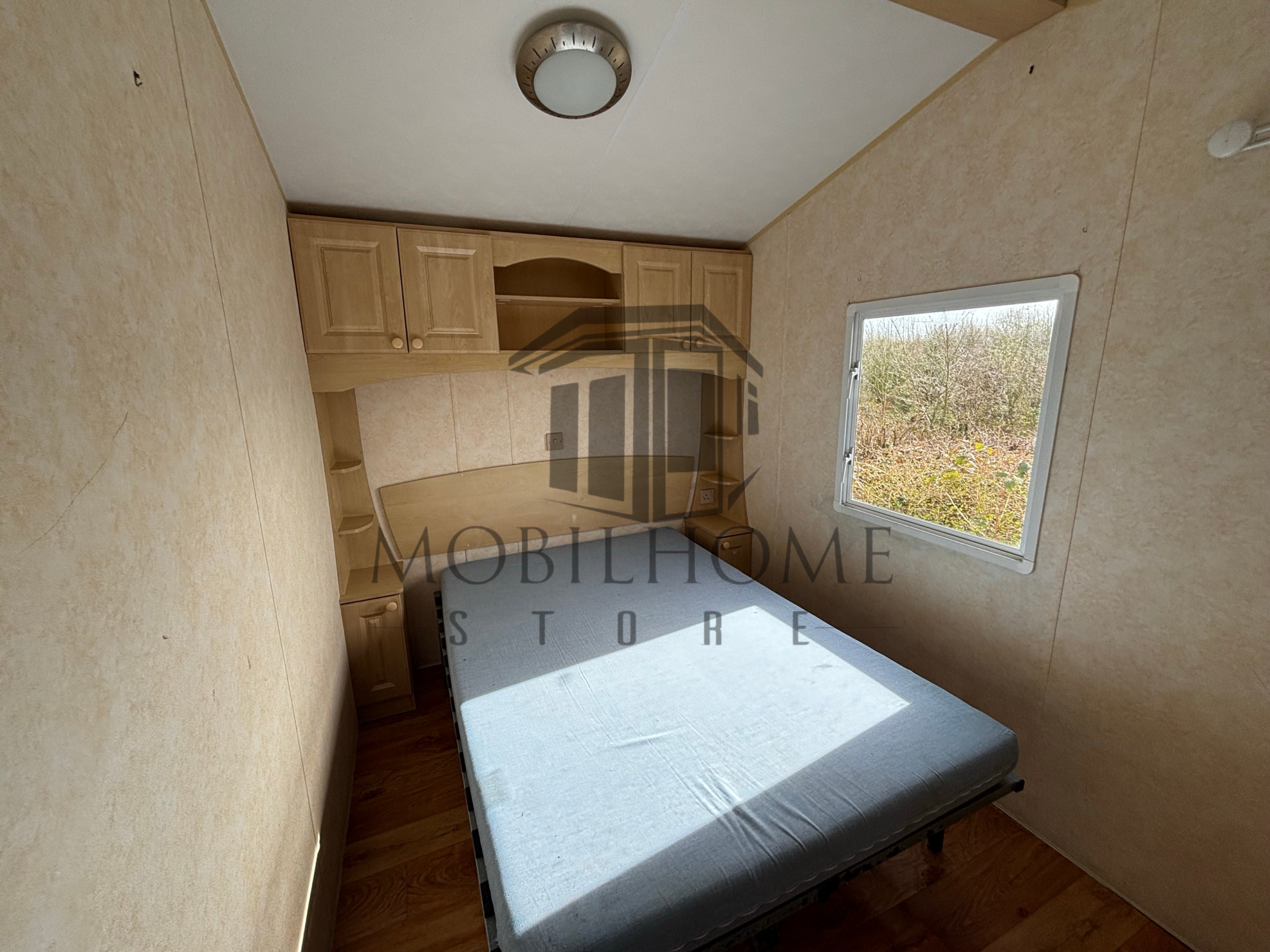Chambre parentale du mobil-home P36B vendu sur emplacement sur le camping de La Tentation à Renty