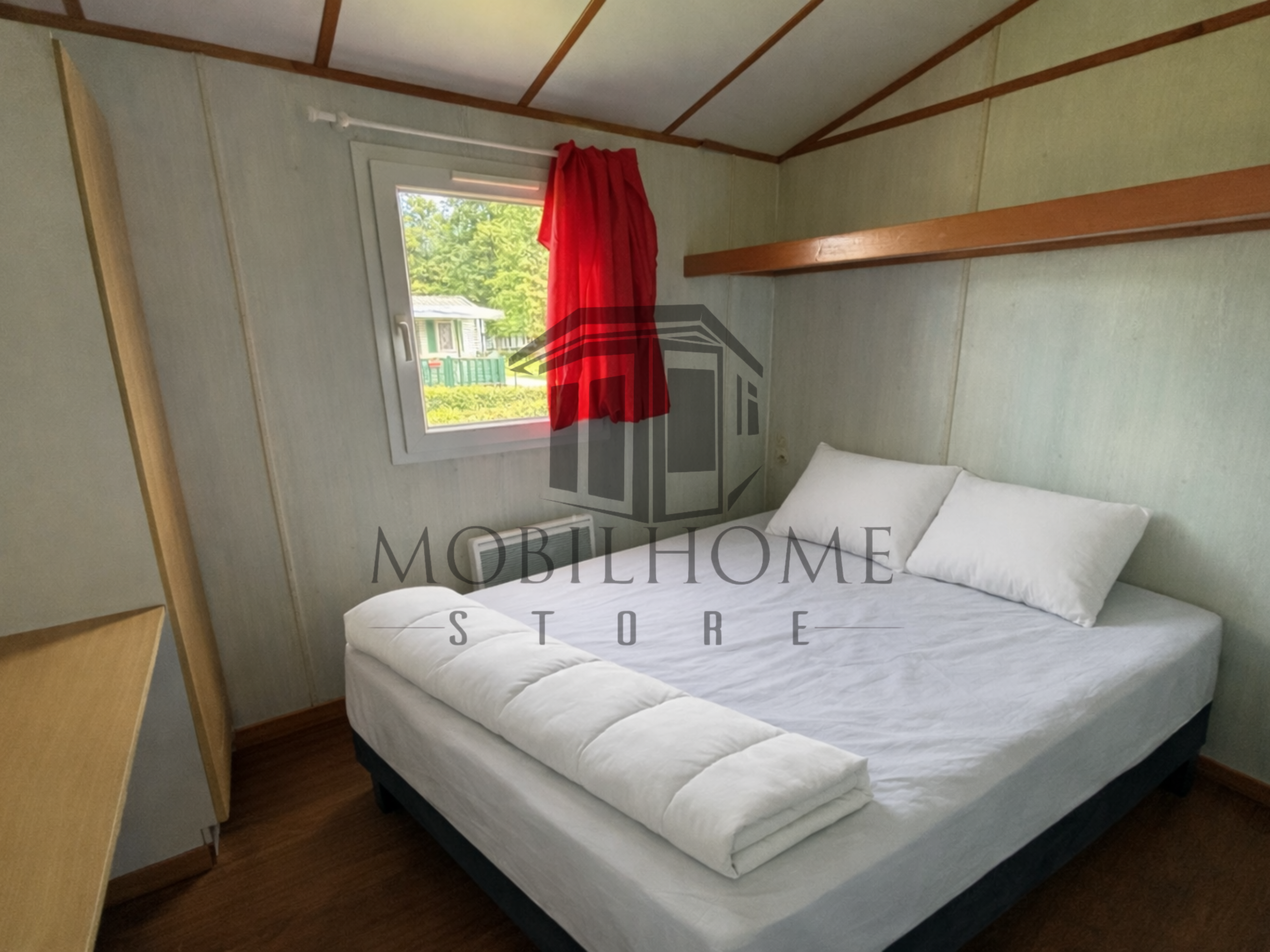 Chambre parentale du mobil-home P37 au camping La Sensation