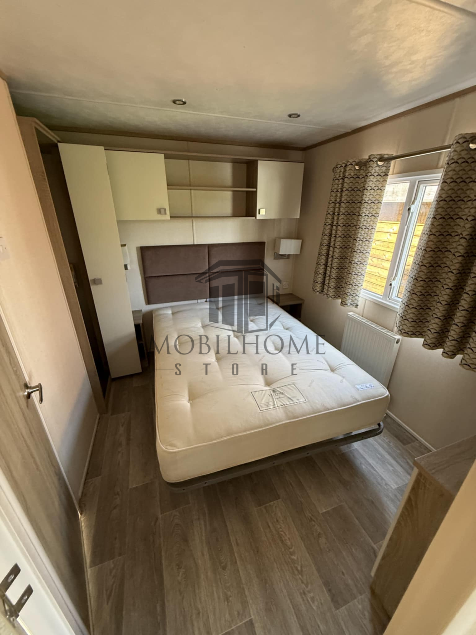 Chambre parentale du mobil-home P57 au camping La Nouvelle Aventure