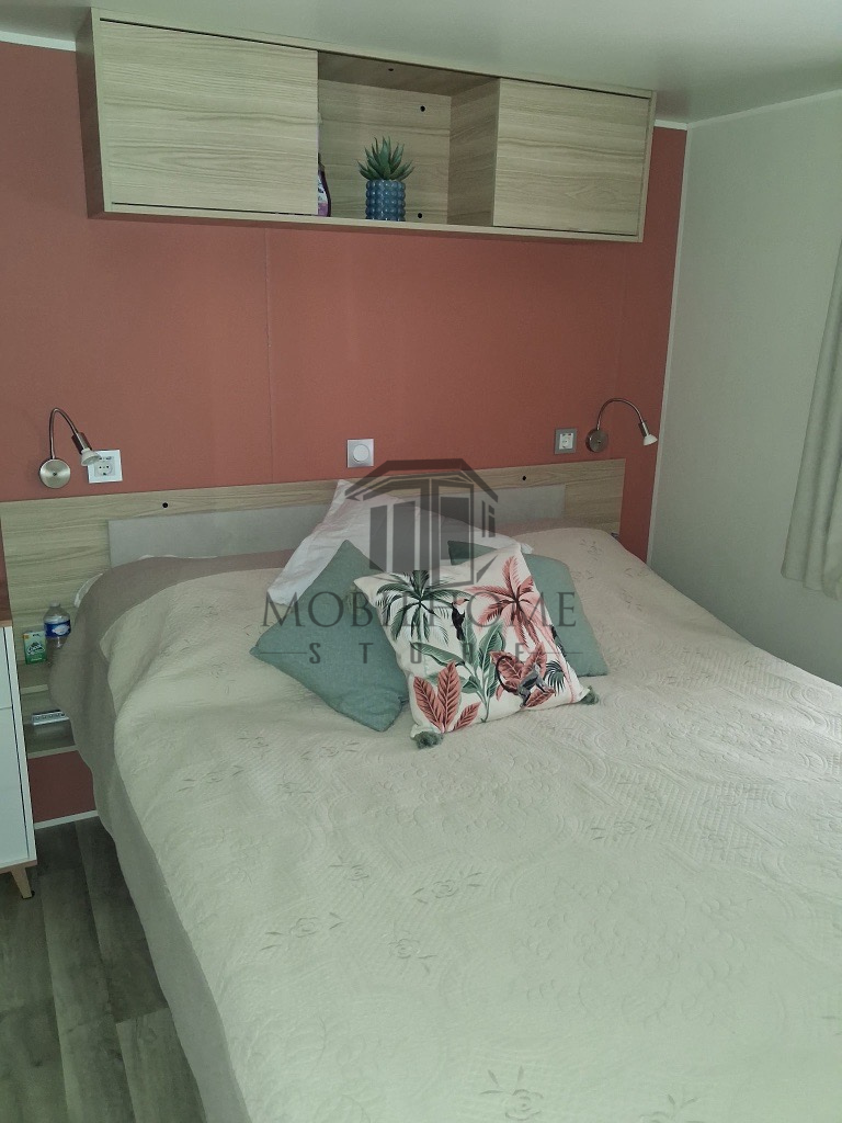 Chambre parentale du mobil-home P83 au camping La Sensation