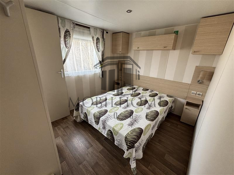 Chambre parentale du mobil-home P89 vendu sur emplacement sur le camping de La Tentation à Renty