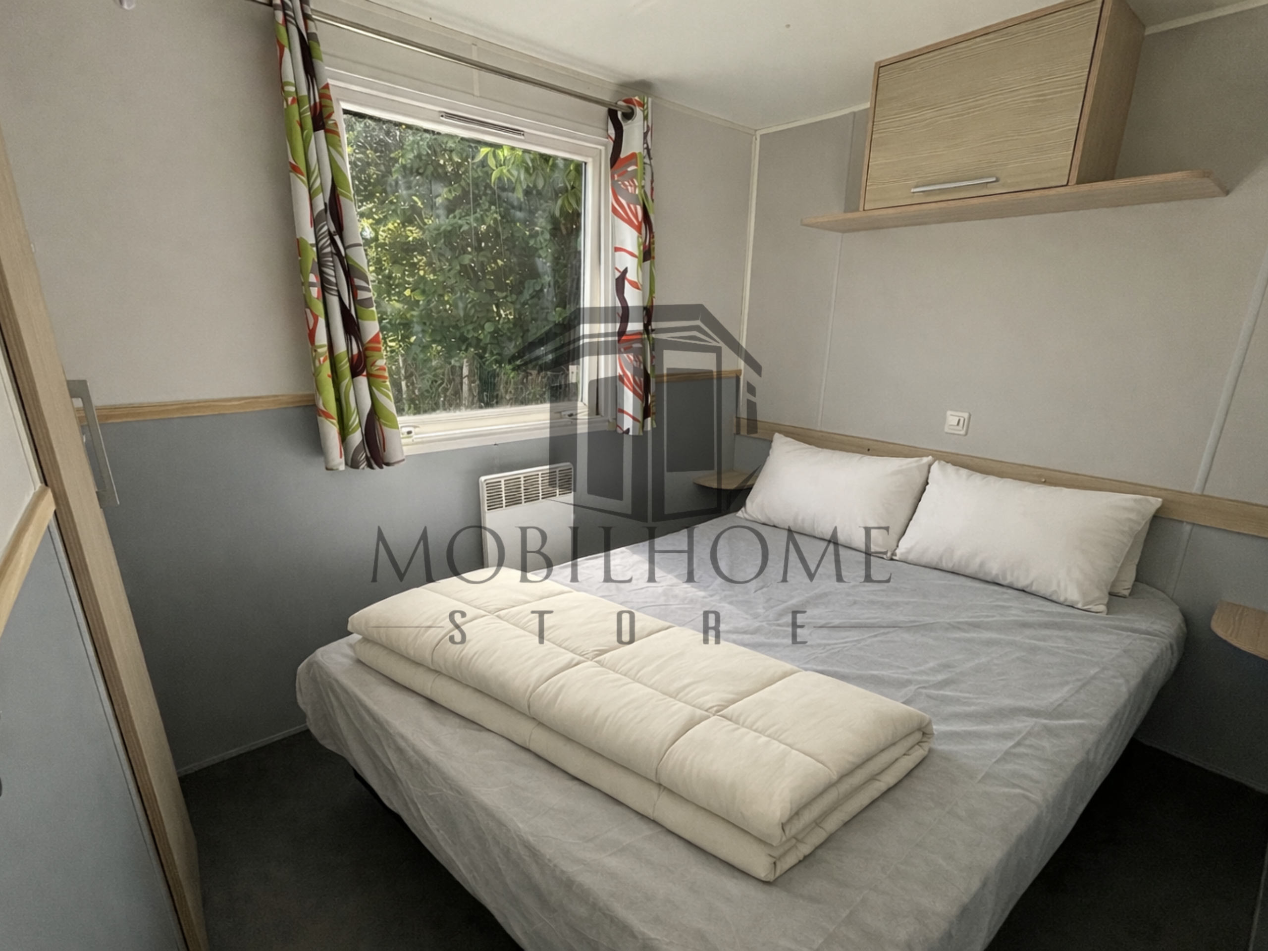 Chambre parentale du mobil-home P92 au camping La Sensation