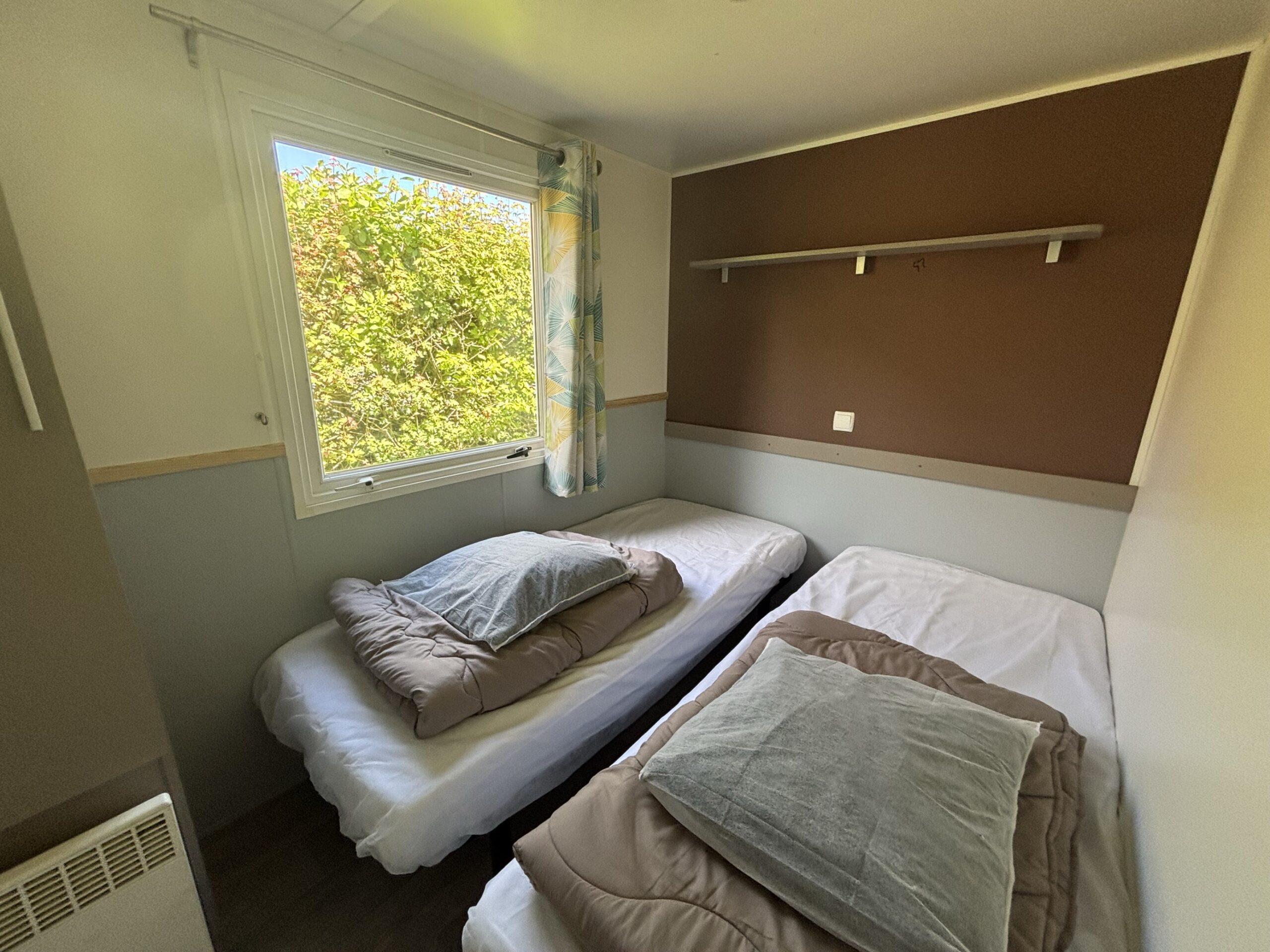 Deuxième chambre du mobil-home P8 au camping La Sensation