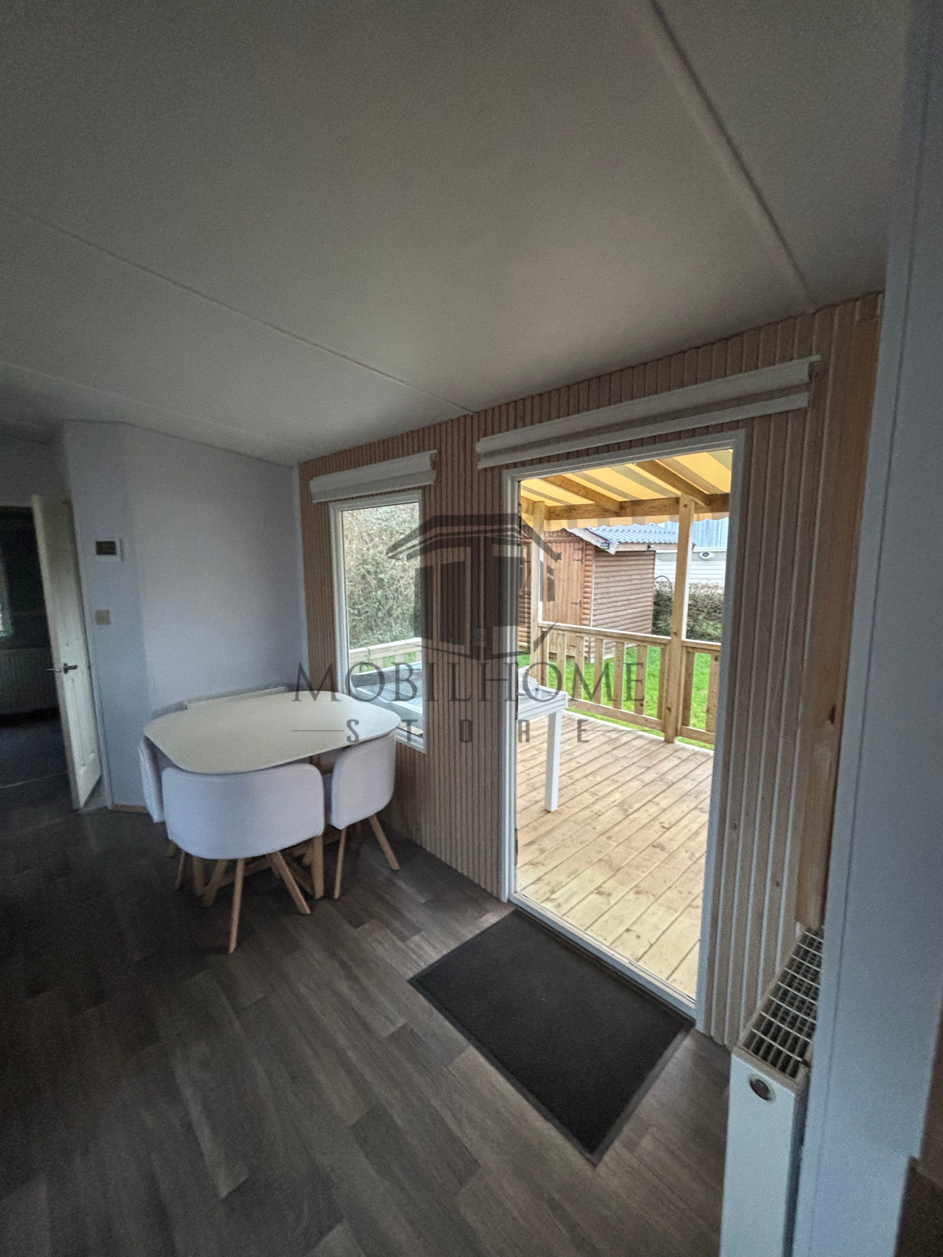 Coin repas du mobil-home P138 vendu sur emplacement au camping de La Tentation à Renty