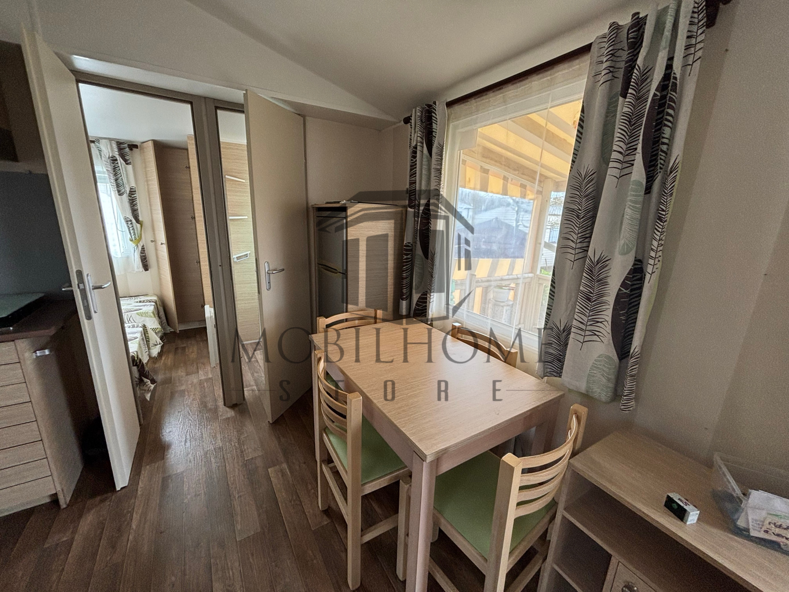 Coin repas du mobil-home P89 vendu sur emplacement sur le camping de La Tentation à Renty