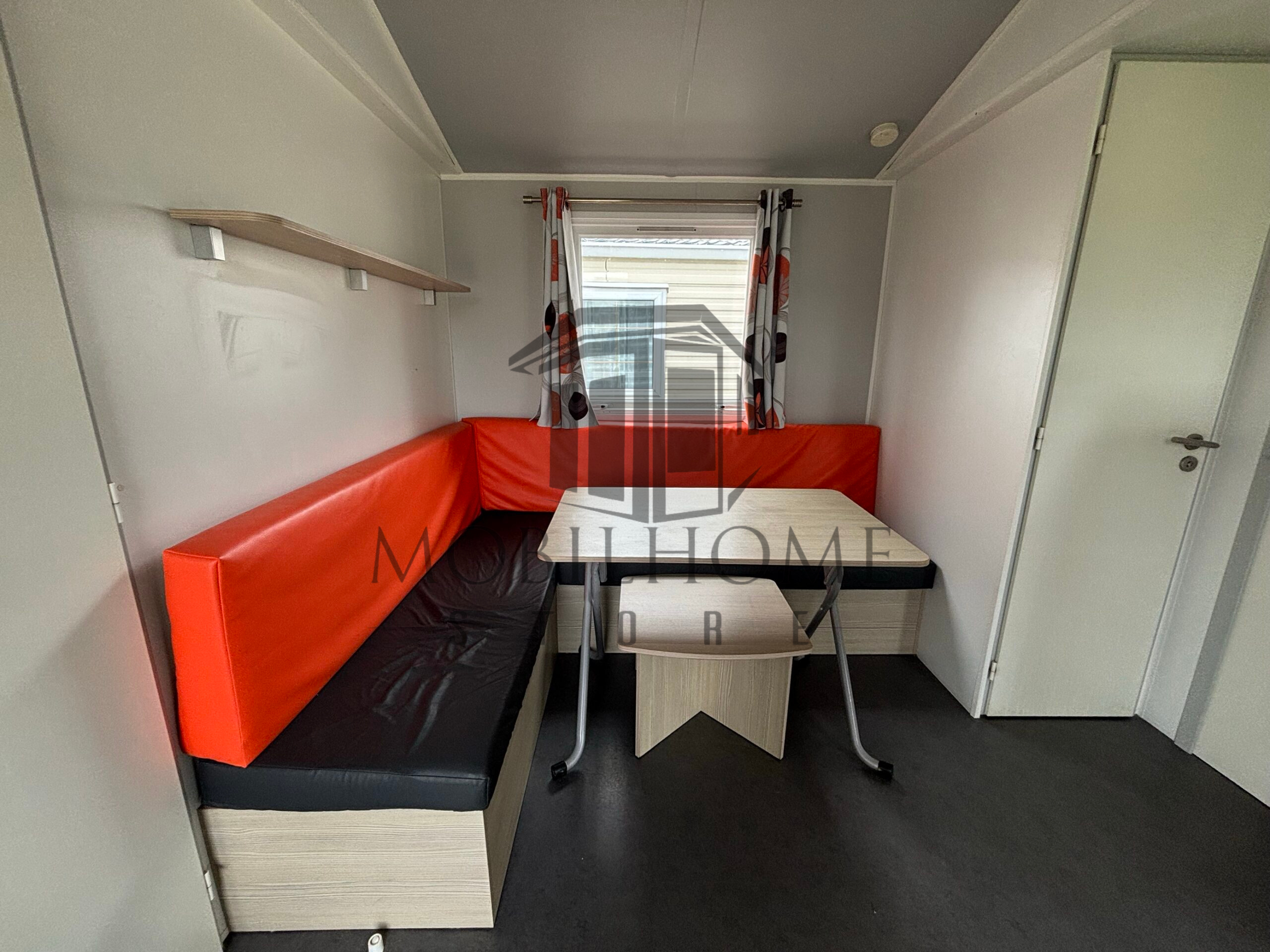 Coin repas et salon du mobil-home P25