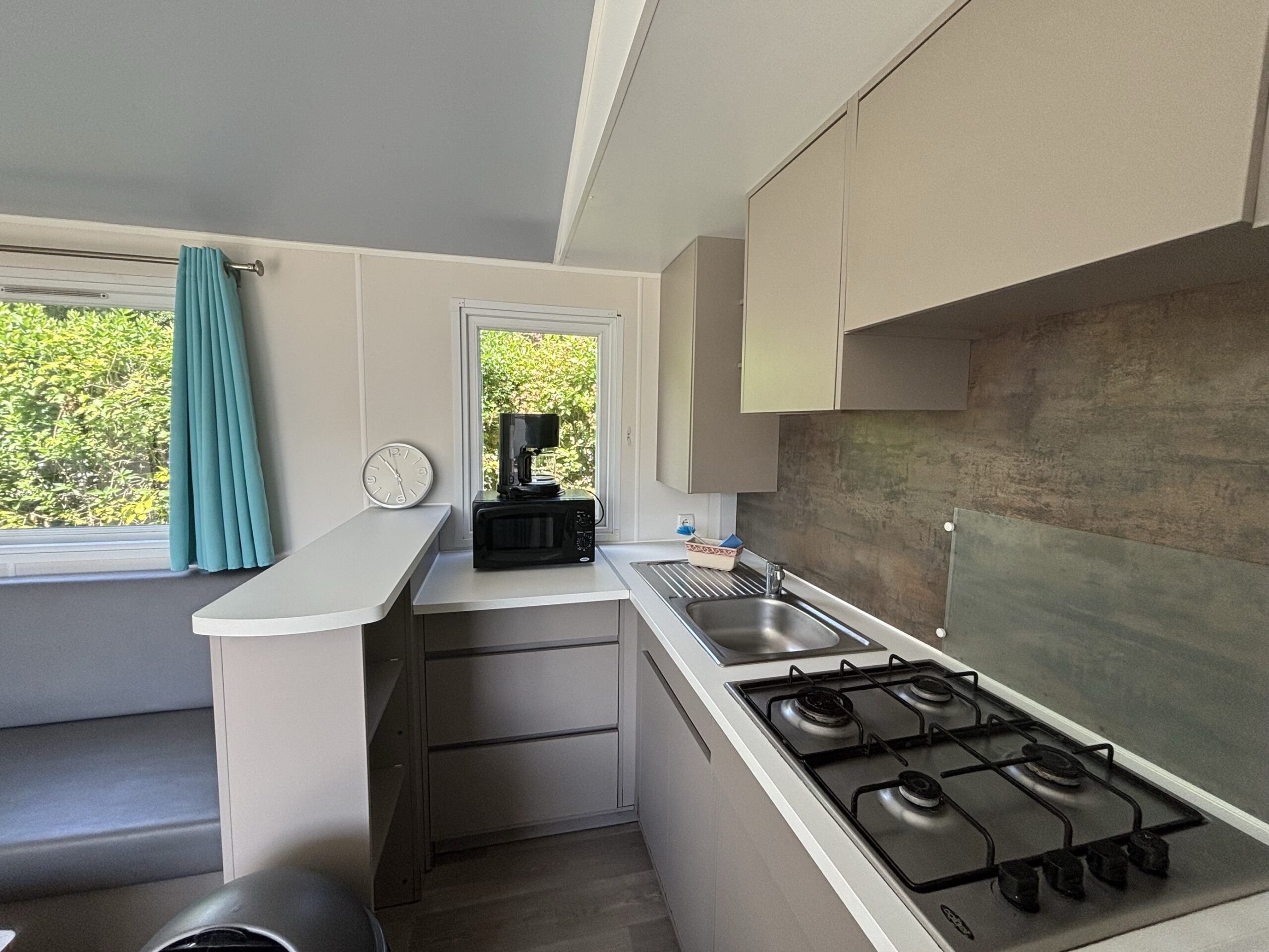 Cuisine du mobil-home P8 au camping La Sensation