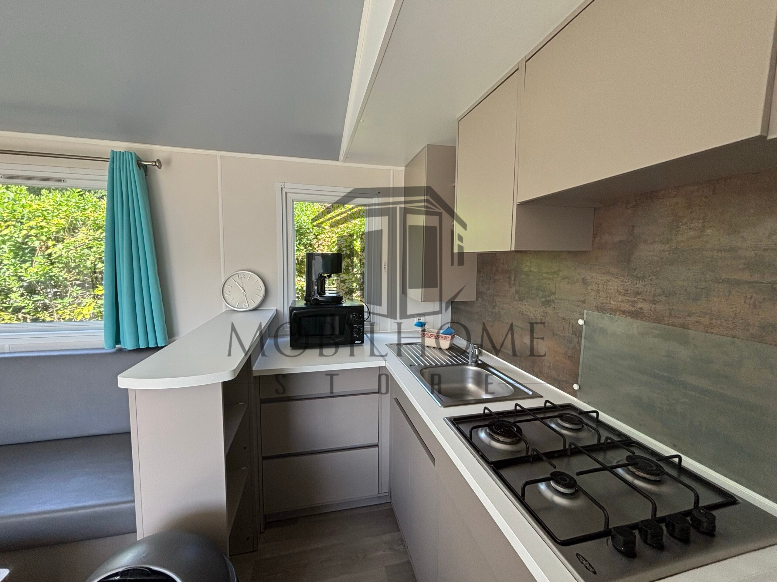Cuisine du mobil-home P8 au camping La Sensation