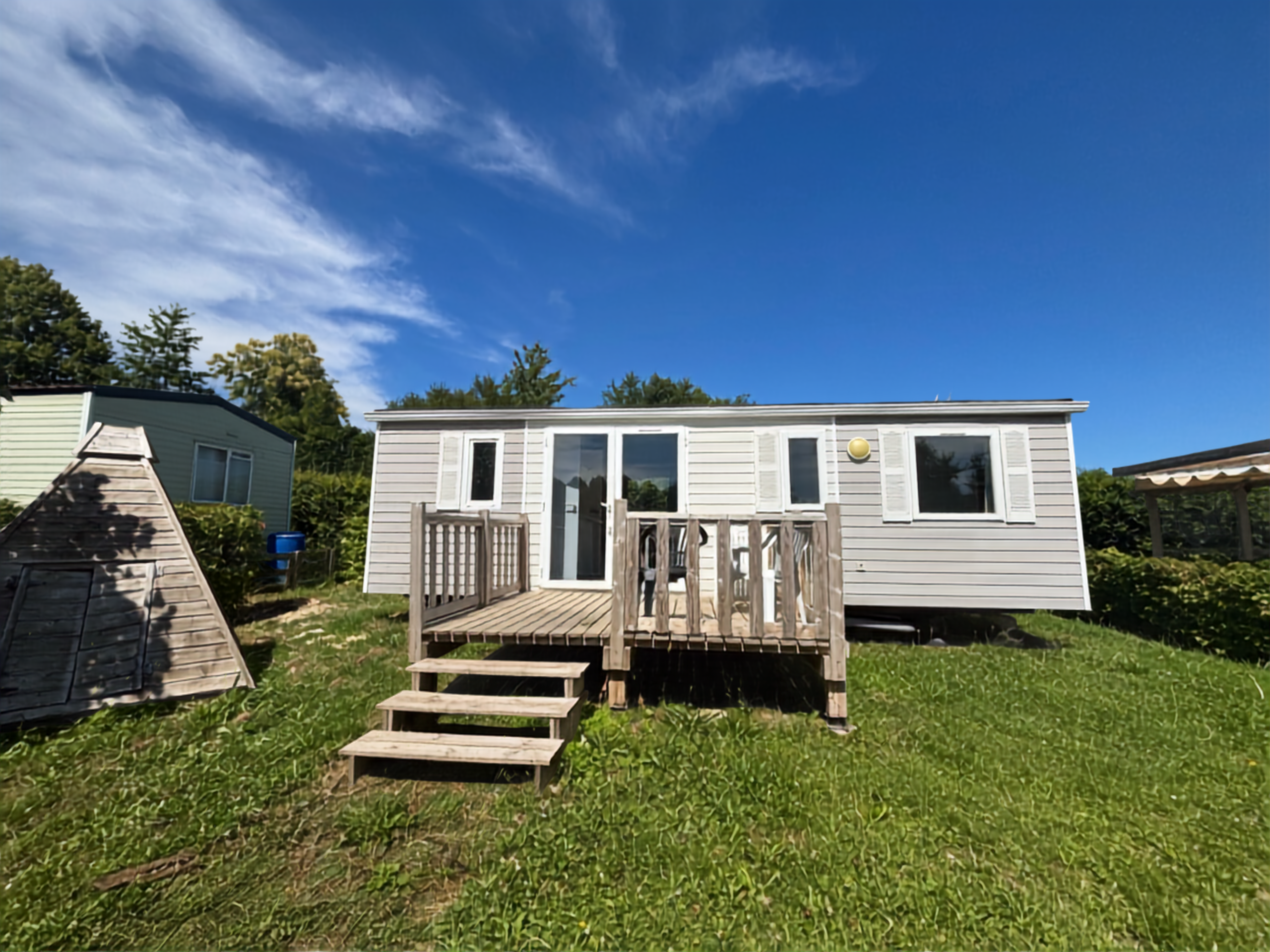 Devanture du mobil-home P8 au camping La Sensation