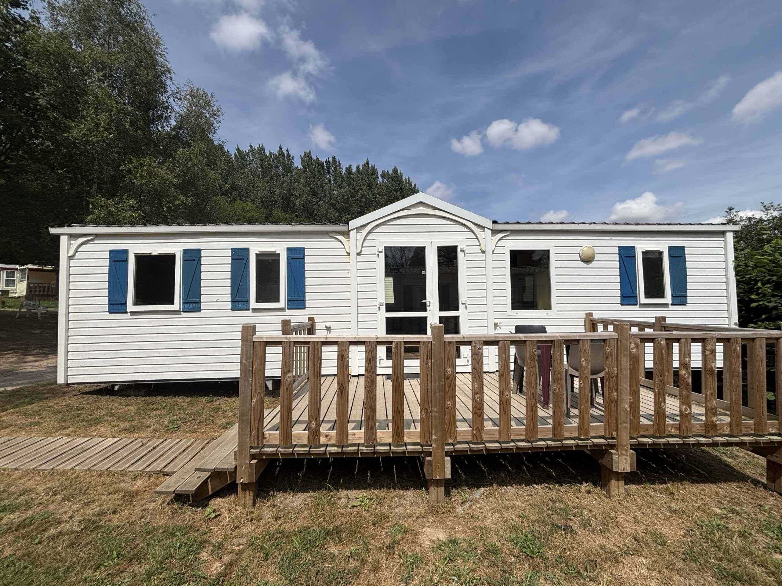 Devanture du mobil-home Le Derrick