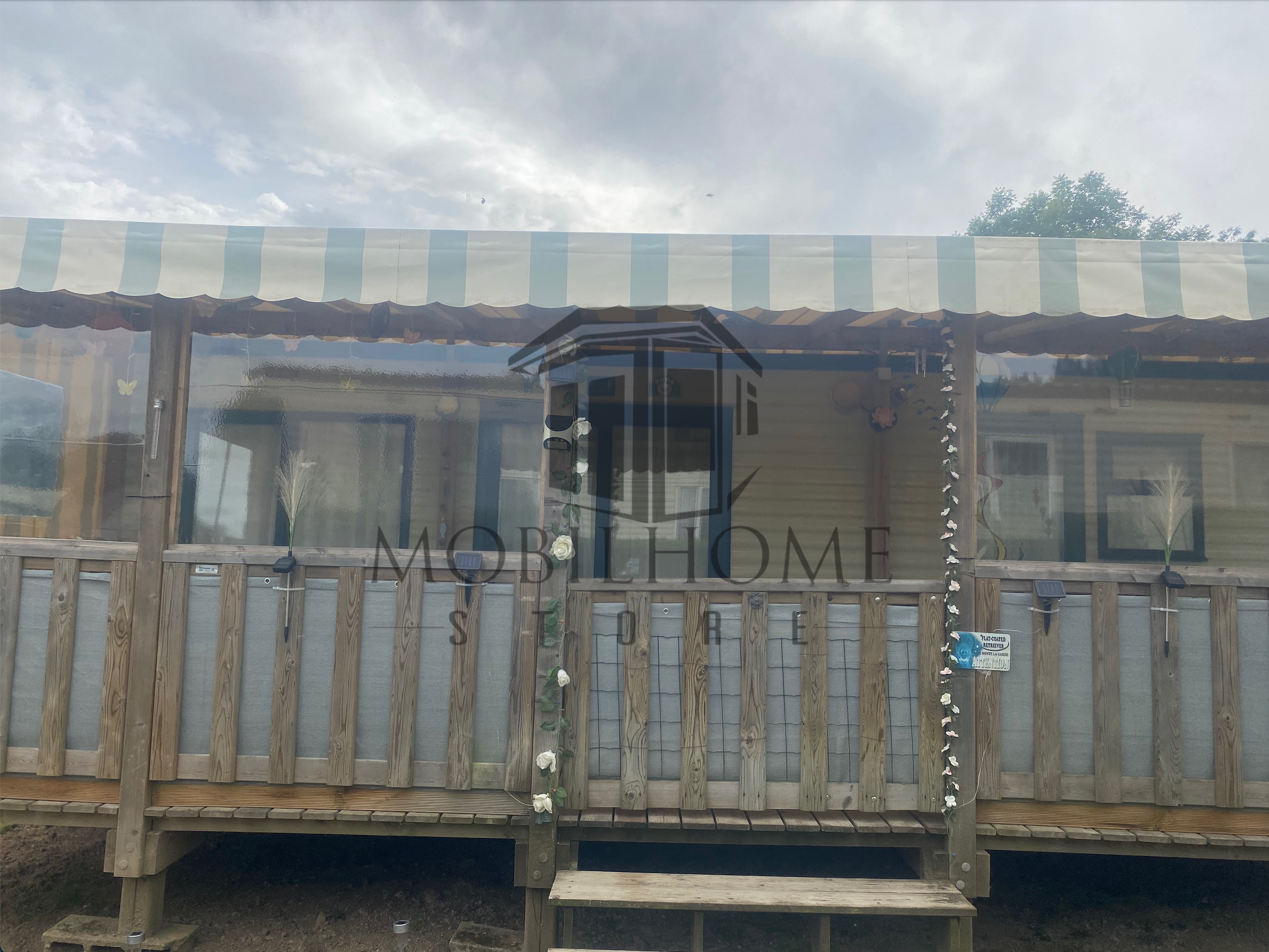 Devanture du mobil-home P14 au camping La Nouvelle Aventure