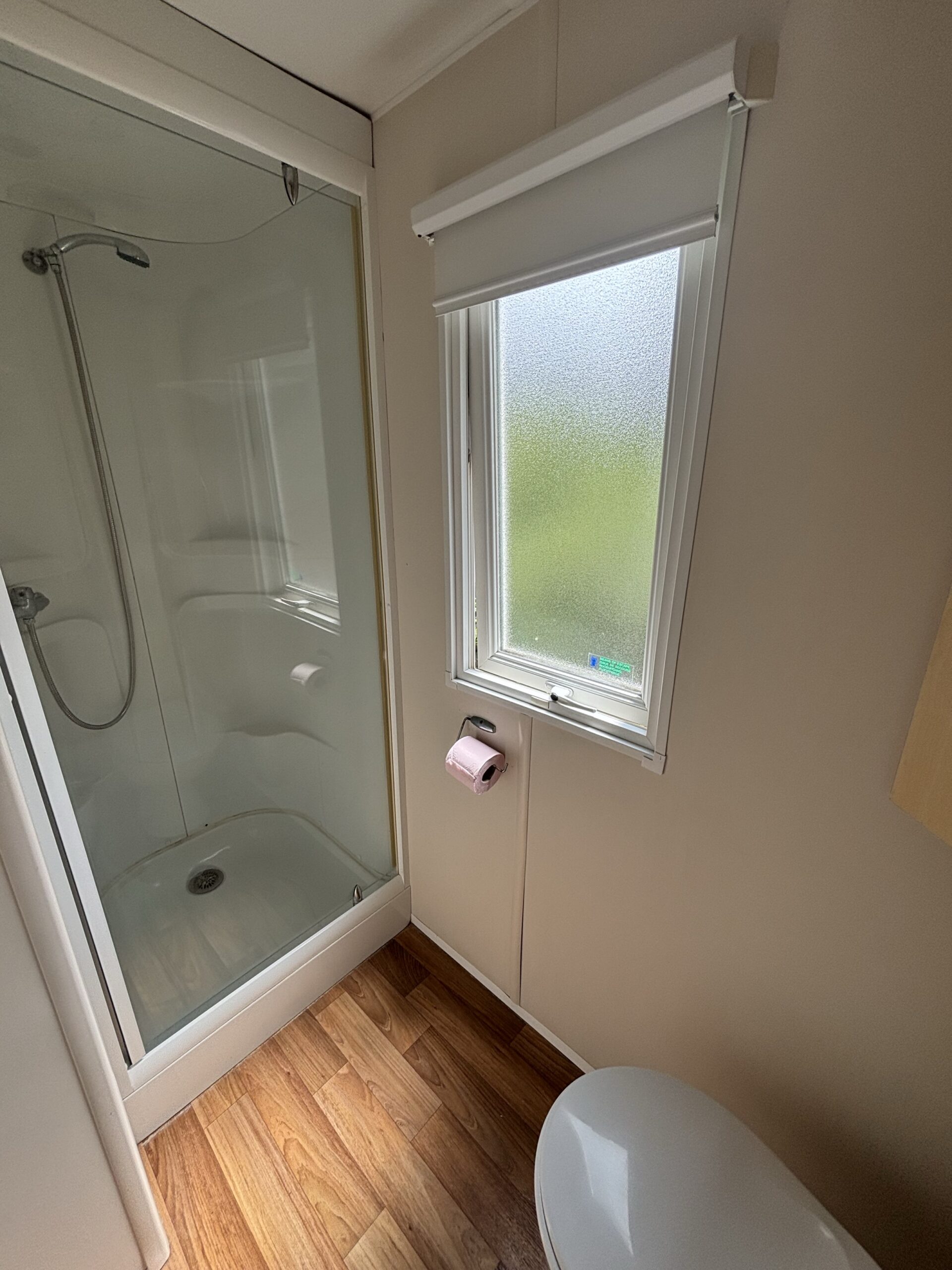 Salle d'eau du mobil-home Le Derrick