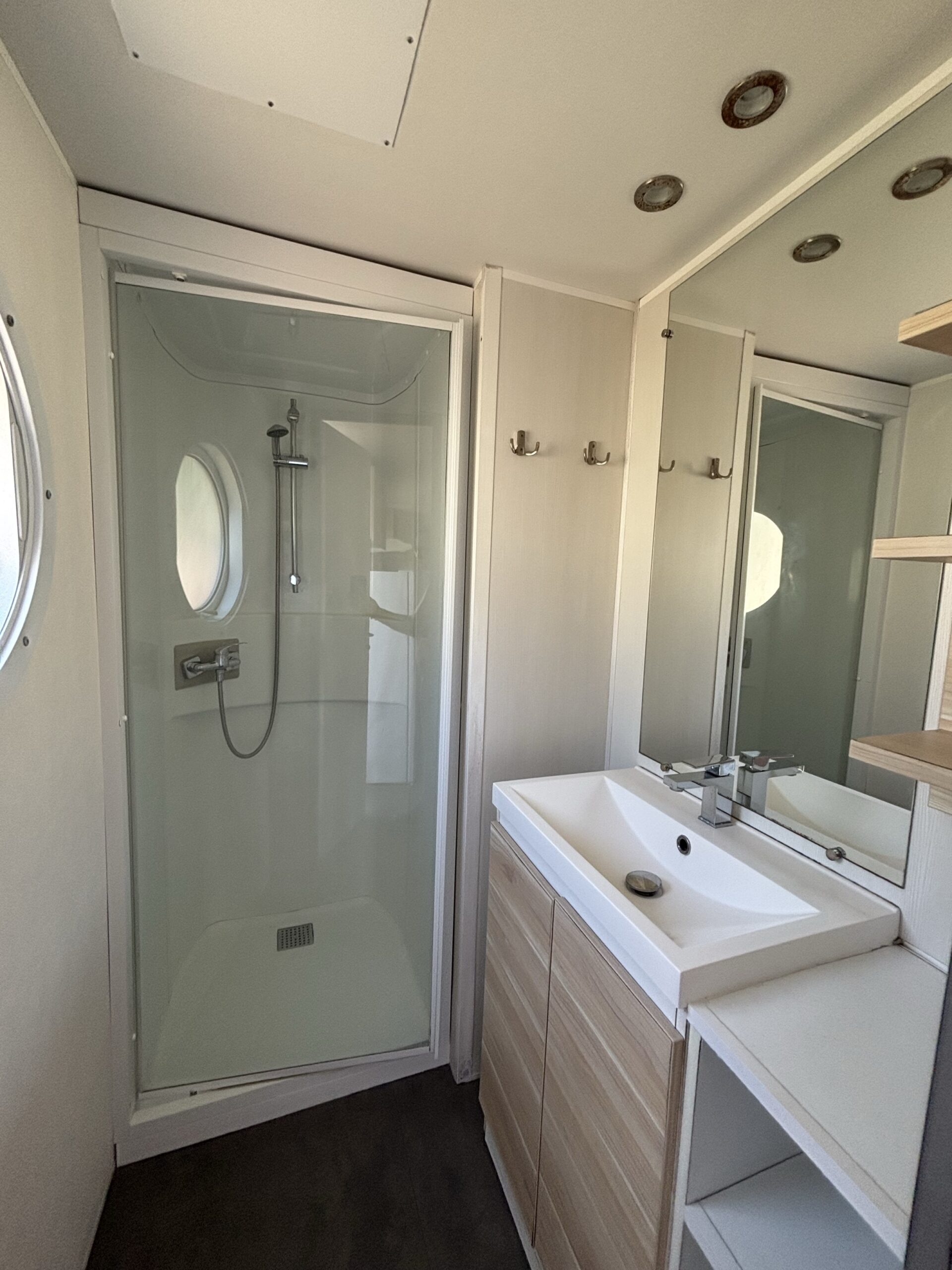 Salle d'eau du mobil-home Le Temp'o