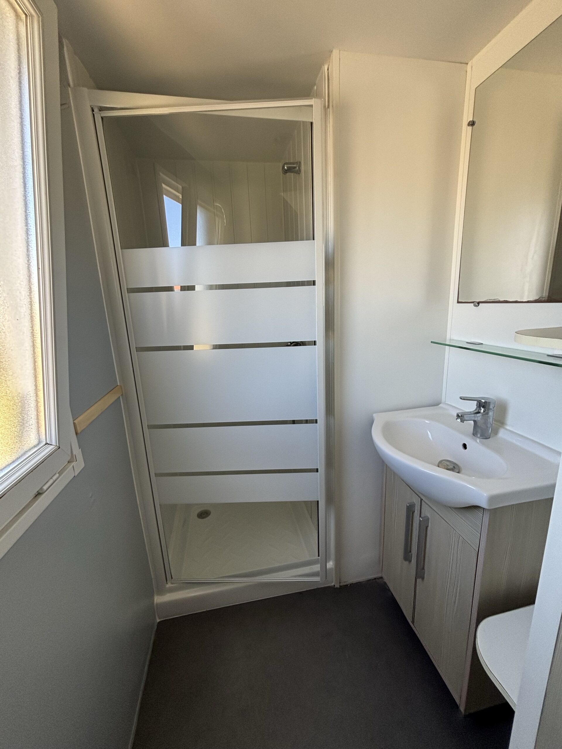 Salle d'eau du mobil-home Alouette