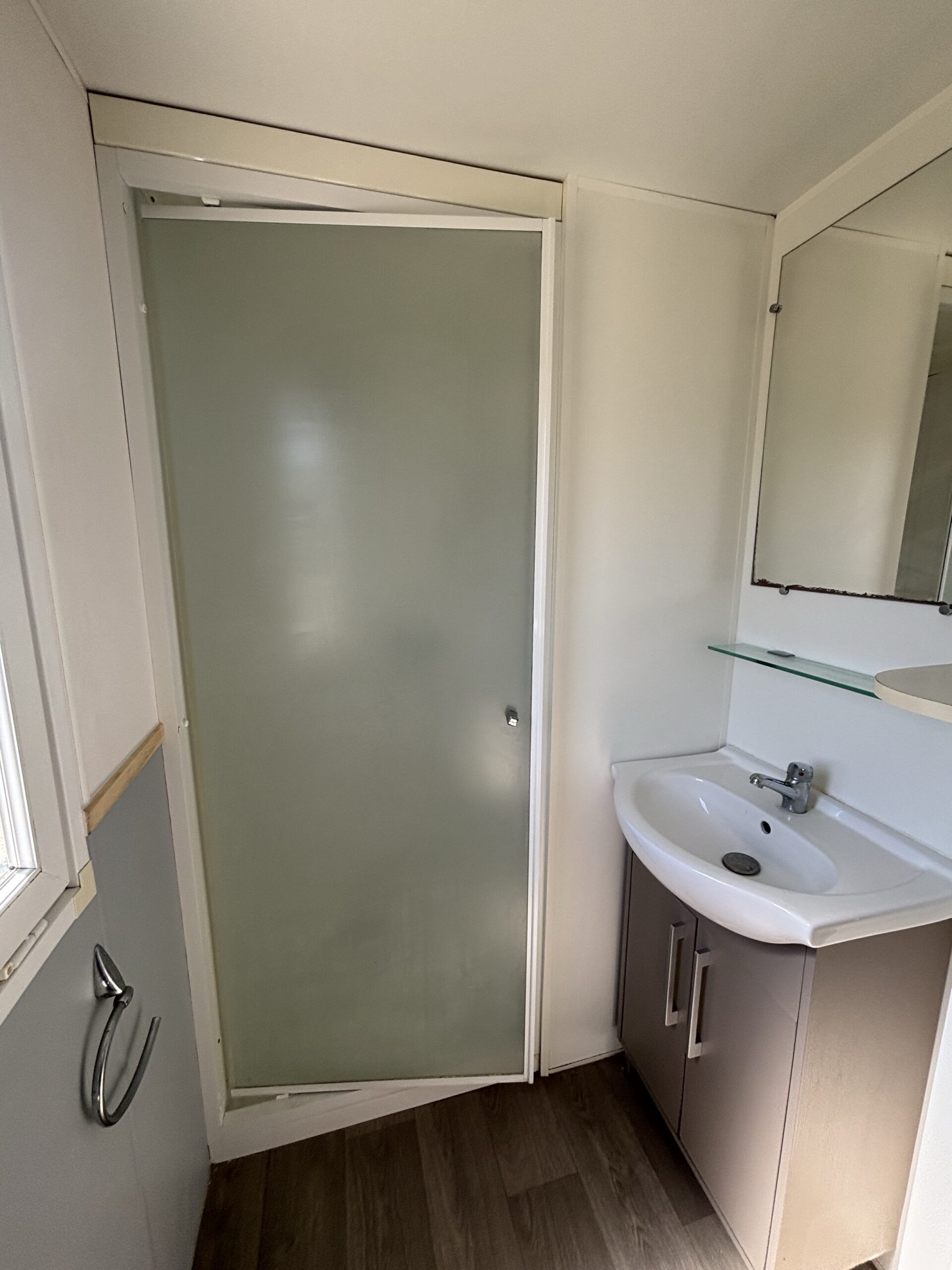 Salle d'eau du mobil-home P8 au camping La Sensation